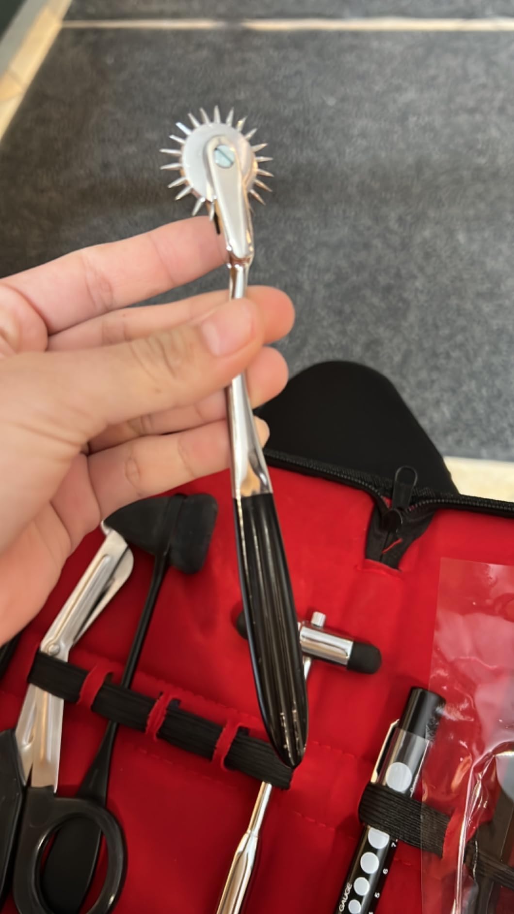 Diagnostics Kit - Percussion Taylor Reflex Hammer + C 128 & C 512 Tuning Forks + Bandage Scissors + Pupil Gauge Pen Light in Carrying Case - 6 Pieces Set - Full Black customer photo 1