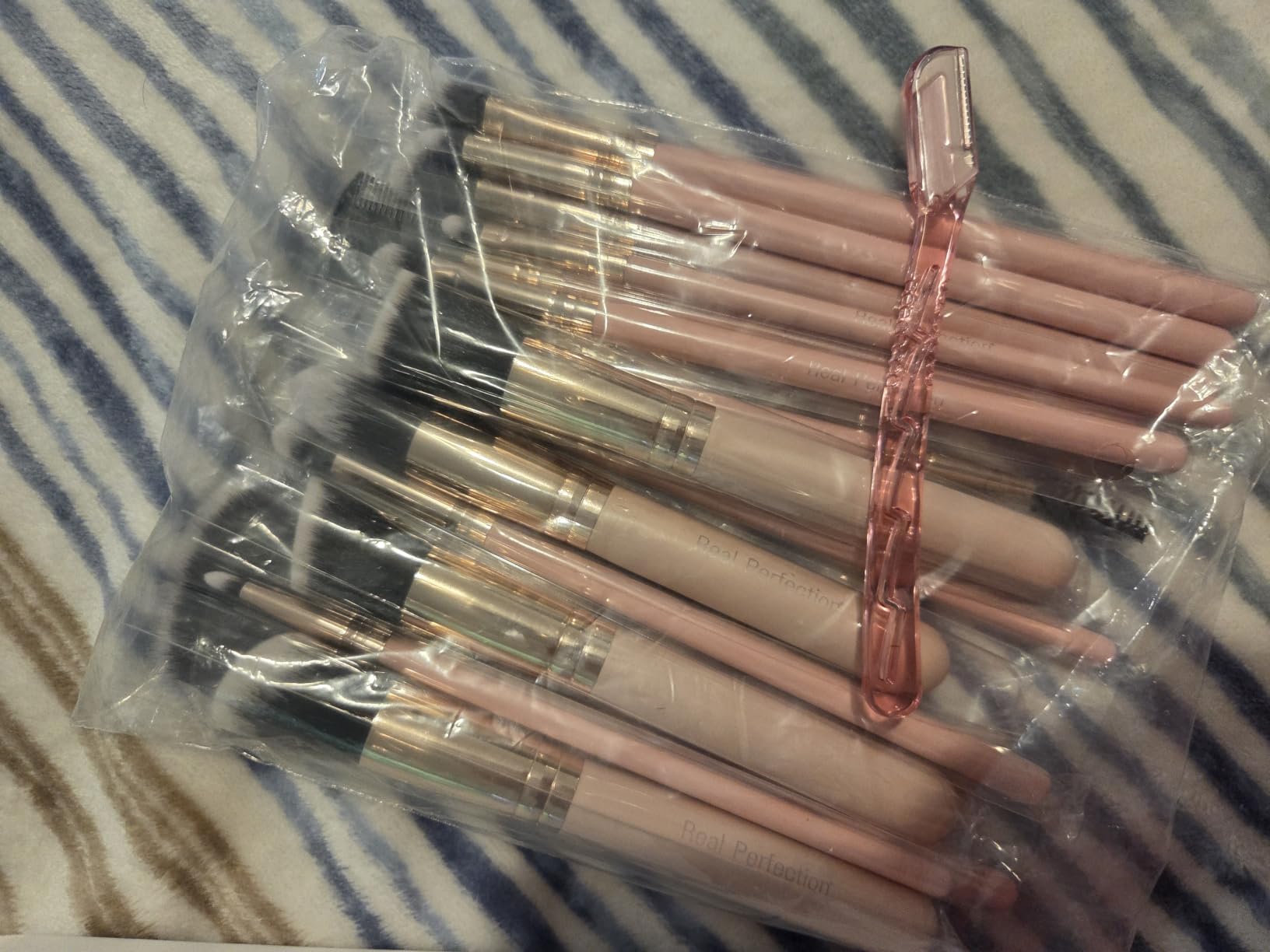 Real Perfection Makeup Brush Set 16 Pcs with 1 Eyebrow Razor Premium Synthetic Foundation Powder Concealers Eyeshadow Blush Makeup Brushes Make up Brushes Kit (Pink) customer photo 1