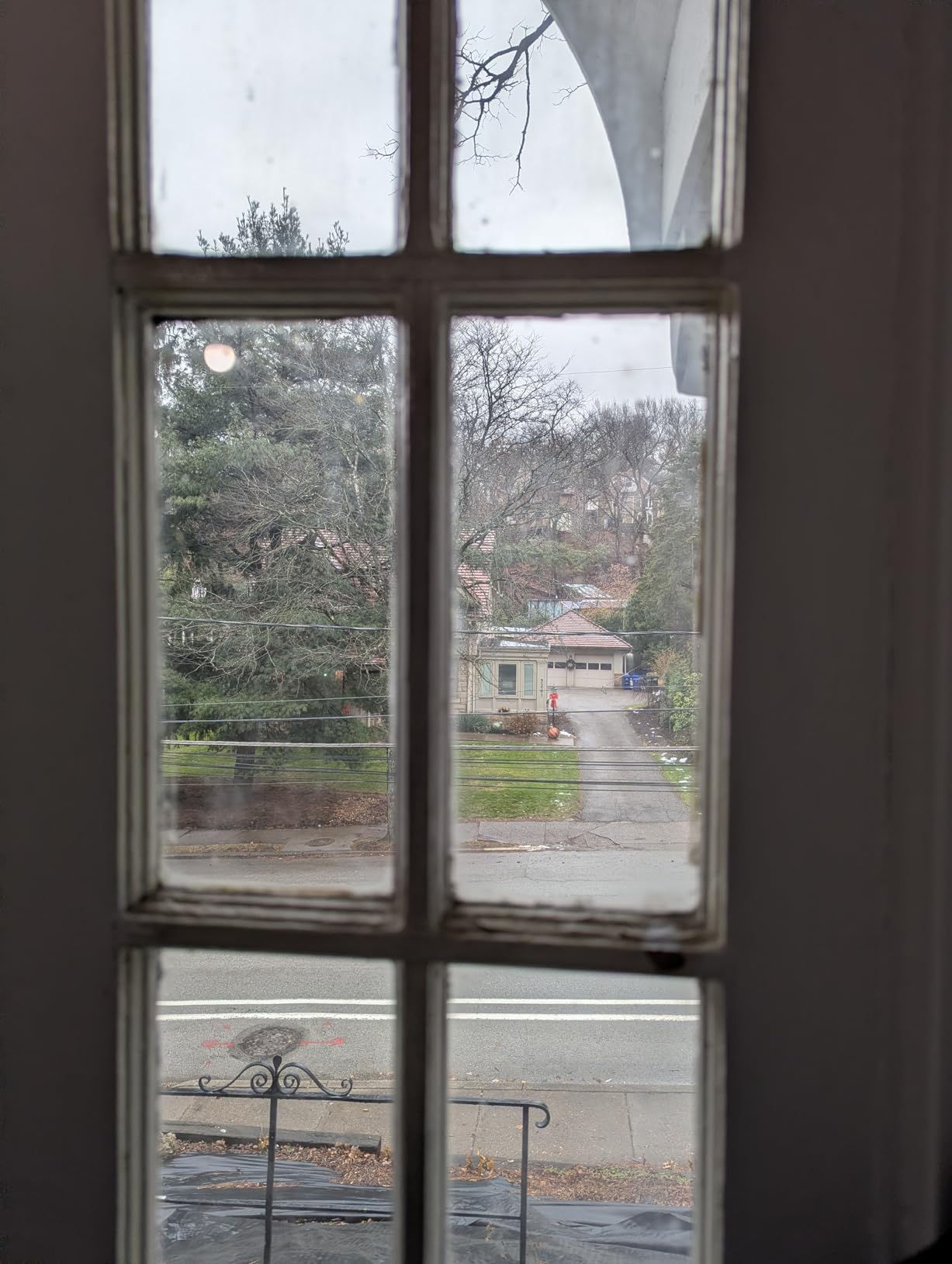 Duck Brand Window Insulation Kit - Winter Seal Kit Fits up to 10 Windows - Rolled Shrink Film Cuts to Size for Easy Indoor Installation - Tape Included - 62 in. by 420 in.- Clear customer photo 2