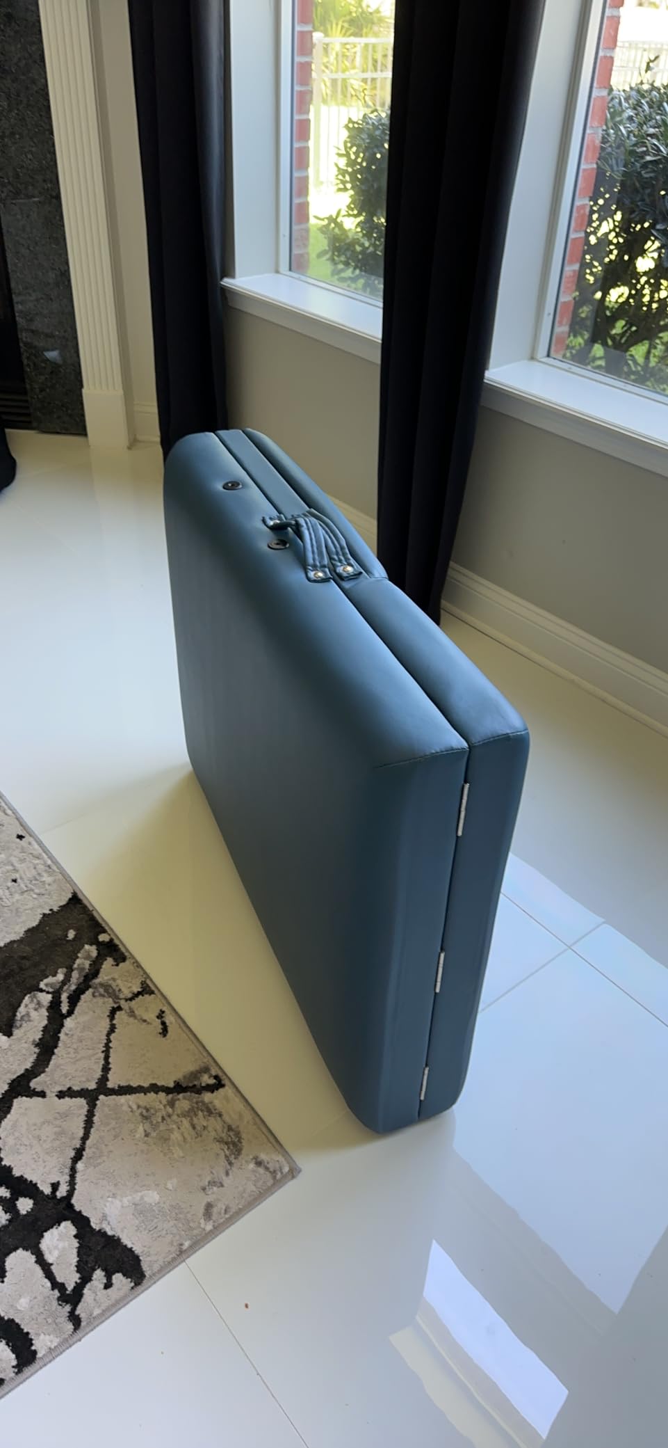 Saloniture Professional Portable Lightweight Tri-Fold Massage Table with Aluminum Legs - Includes Headrest, Face Cradle, Armrests and Carrying Case, Blue customer photo 1