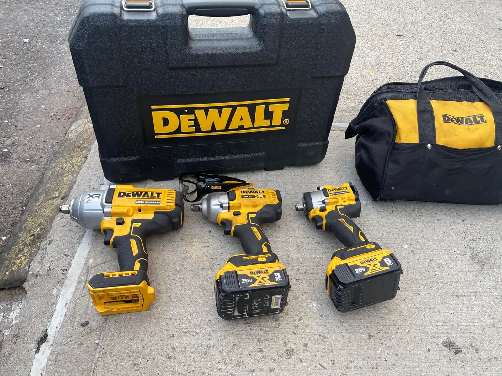 DEWALT ATOMIC 20V MAX* 1/2 in. Cordless Impact Wrench with Hog Ring Anvil (Tool Only) (DCF921B) customer photo 2