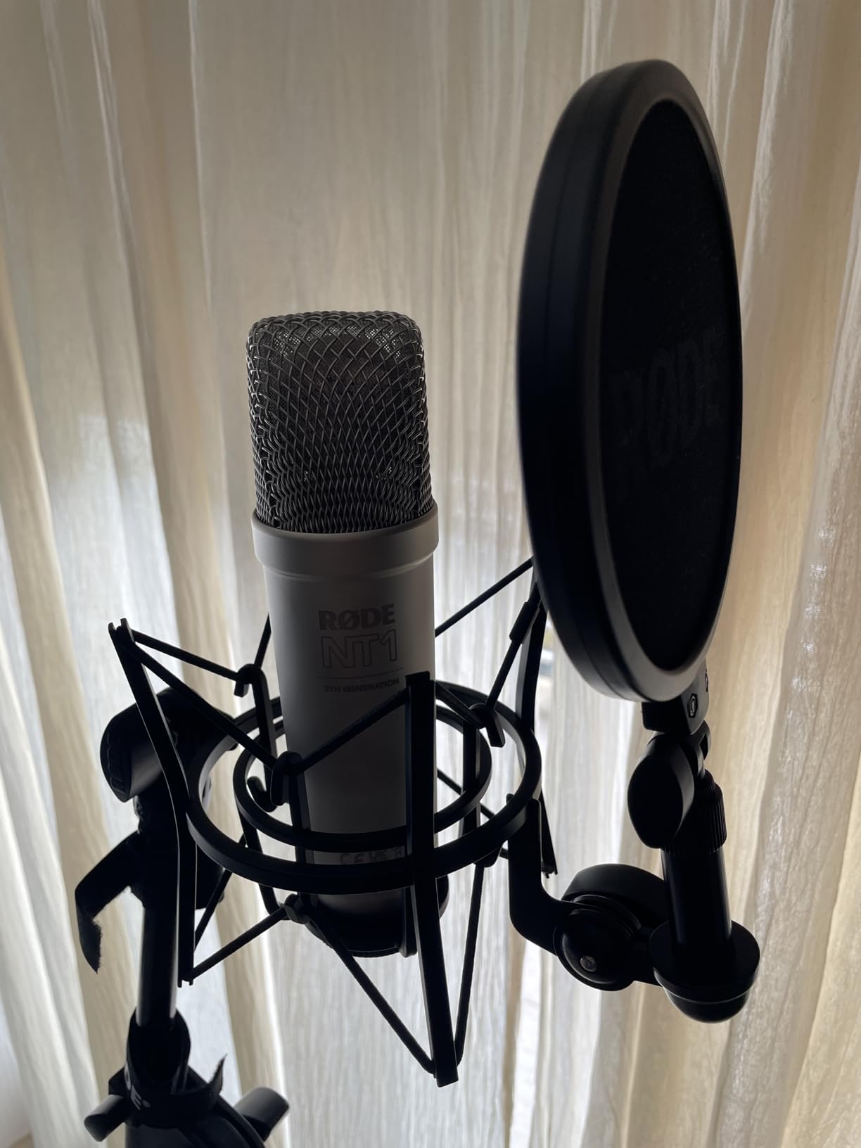RØDE NT1 5th Gen Studio Condenser Microphone, XLR + USB-C, Silver | XLR and USB Outputs, Shock Mount and Pop Filter Included, Music Production, Vocal Recording, Podcasting customer photo 2