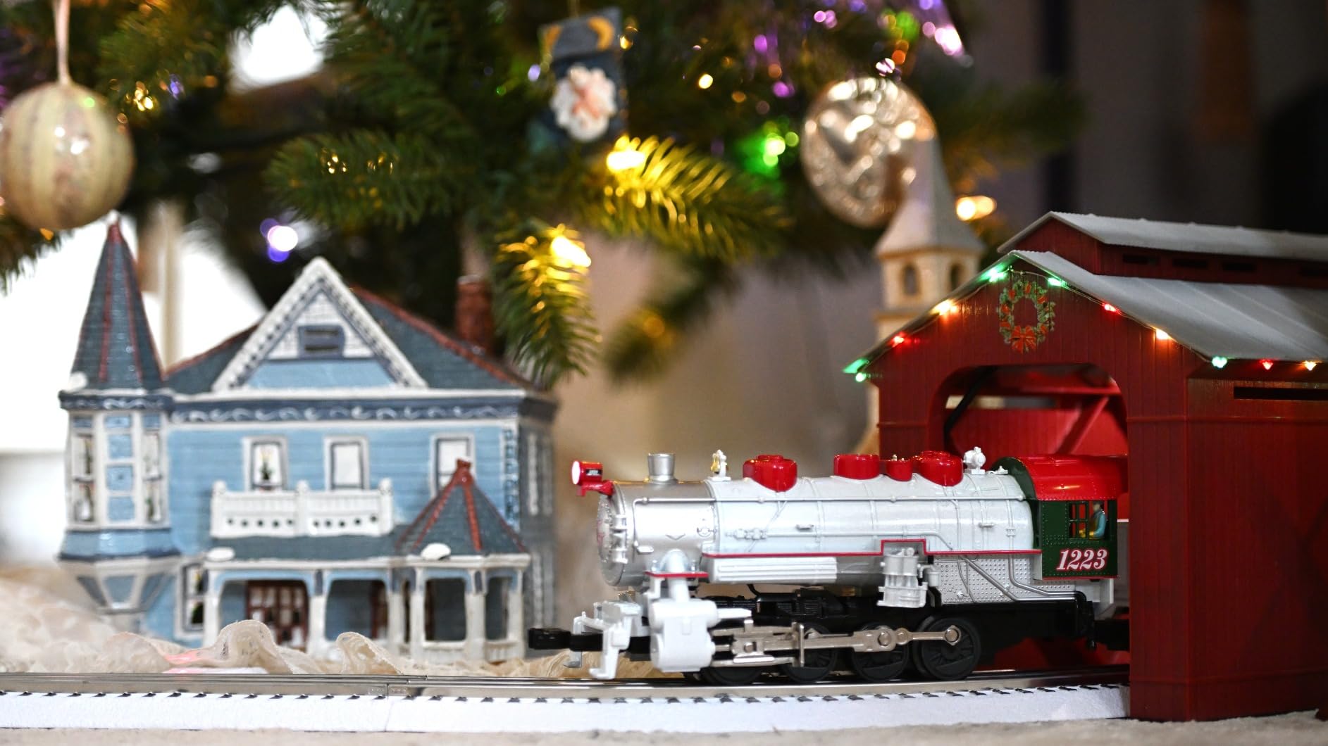 Lionel Winter Wonderland LionChief 5.0 Electric O Gauge Train Set with Bluetooth & Remote One Color customer photo 1