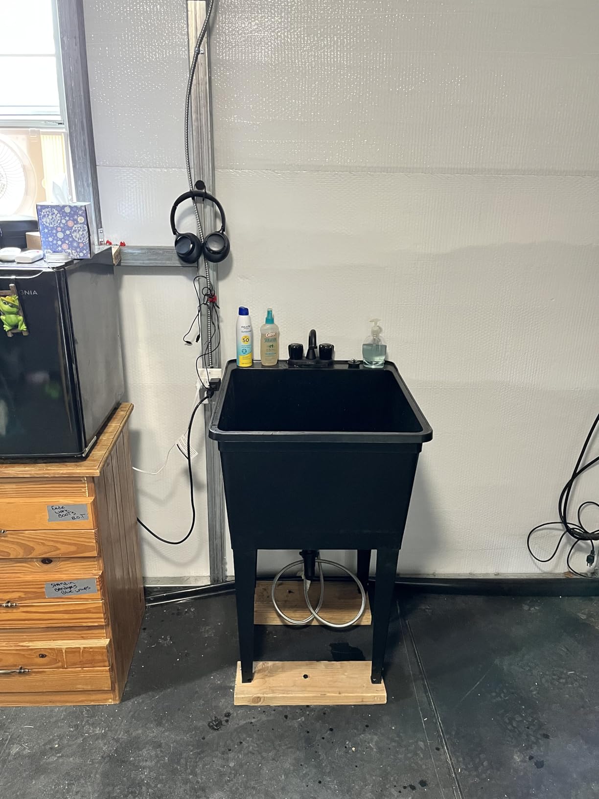 Tehila Basics by JS Jackson Supplies 21-Gallon Black Freestanding Utility Sink with Black 2-Handle Faucet, Heavy Duty Plastic Laundry Tub with Adjustable Legs customer photo 2