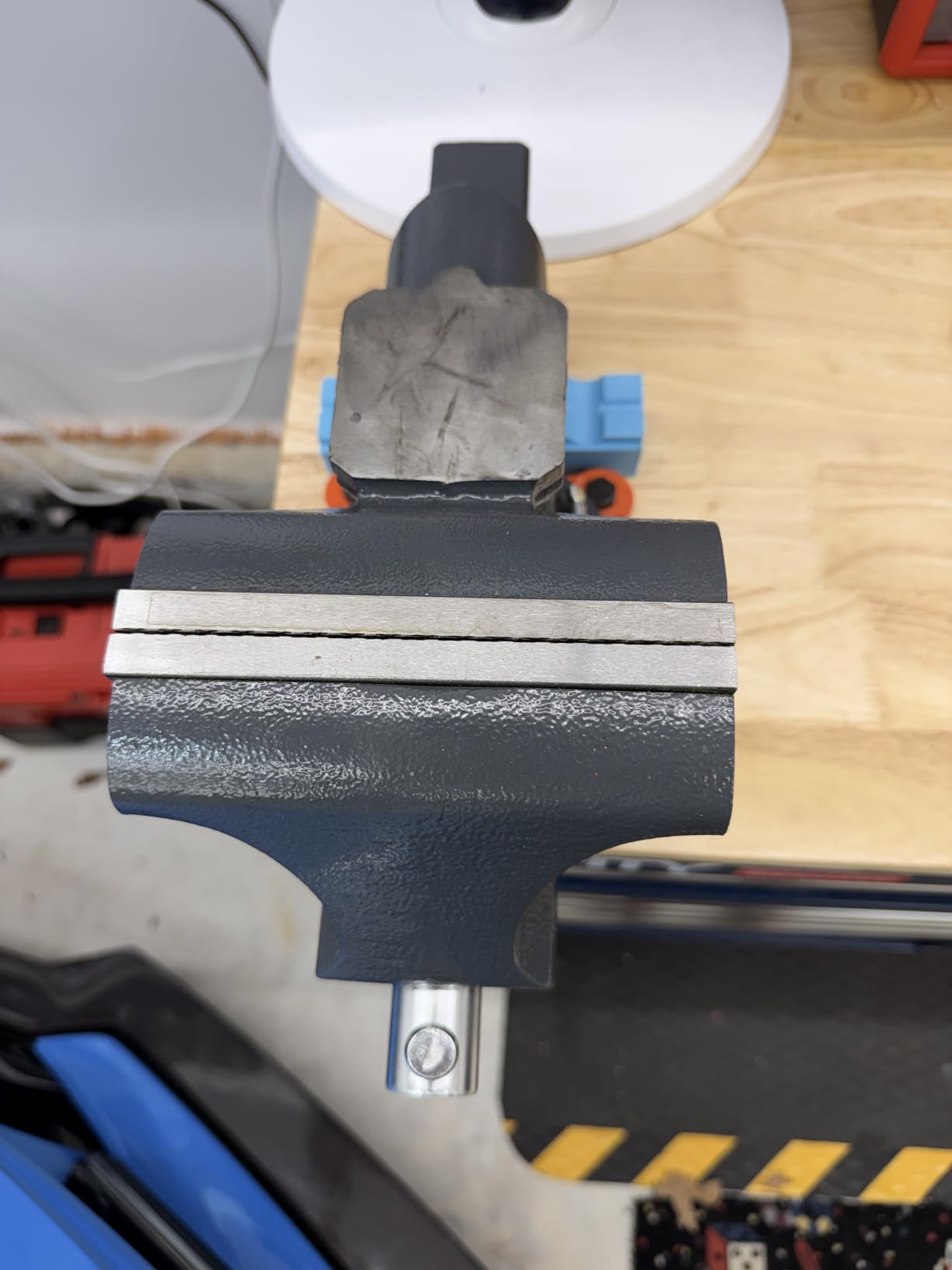 VEVOR Bench Vise, 6-inch Jaw Width 5.9-inch Jaw Opening, 360-Degree Swivel Locking Base Multipurpose Vise w/Anvil, Heavy Duty Ductile Iron Workbench Vise w/Bolts & Nuts customer photo 1