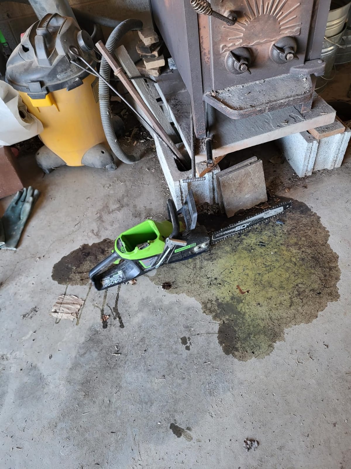 Greenworks 60V 16 in Cordless Electric Chainsaw, 2.5 Ah Battery and Charger customer photo 1