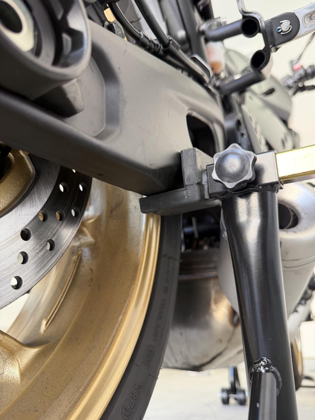 vevor Motorcycle Stand Lift 850lbs Front Rear Combo Stand Lift Stand Front Wheel Fork Stands Rear U+L Fork Swingarm Spool Stands Compatible with Most Yamaha Honda Kawasaki Suzuki Motorcycles Black customer photo 2