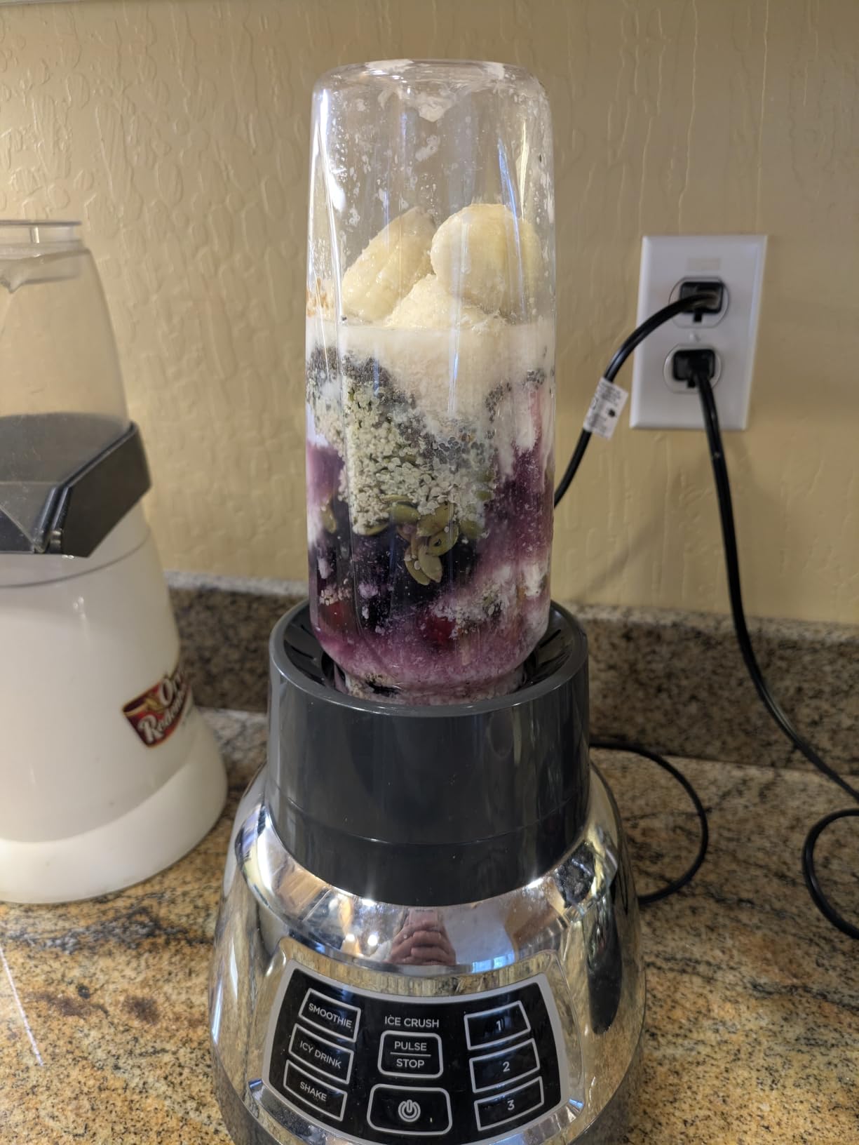 Black+Decker Quiet Blender with 6-Cup Cyclone Glass Jar, 3 Speeds + 3 Functions & Serrated Blade Technology for Faster Blending, Pulse Button and 24-oz Personal Jar, 900W customer photo 1