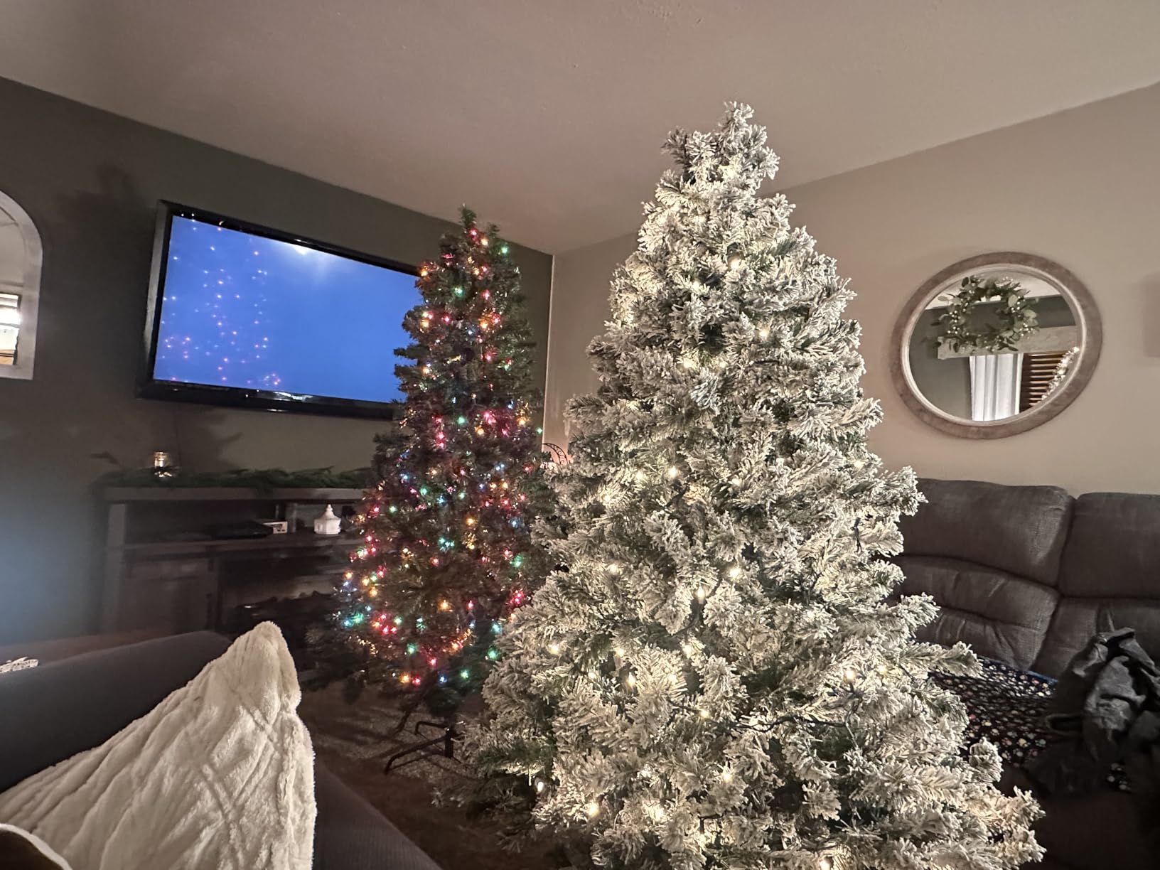 Yaheetech 9ft Premium Snow Flocked Hinged Artificial Christmas Fake Spruce Full Tree for Home Office Party Decoration with 2108 Branch/PVC Tips/Foldable Stand customer photo 2