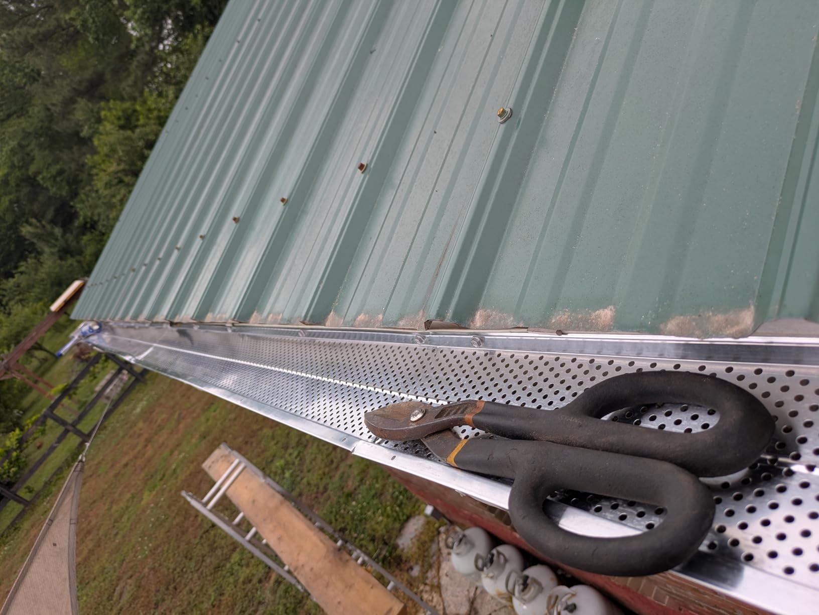 VEVOR Gutter Guard, 6 inch Width, Aluminum Leaf Filter DIY Gutter Cover, 52 PCS 208 ft Total Length, 0.157'' Hole Diameter & 0.02'' Thick Fits Any Roof or Gutter Type customer photo 1