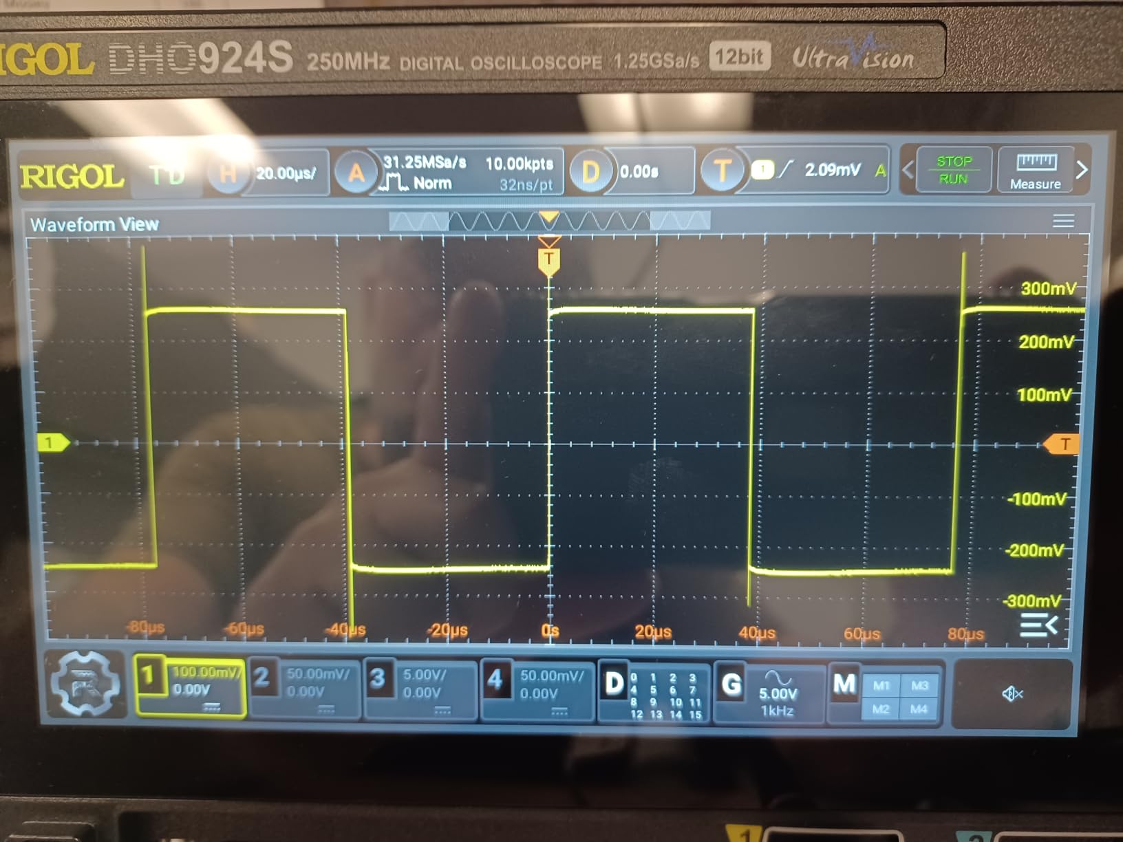 Rigol DHO924S Oscilloscope with Built-in Signal Generator, 250MHz, 12-Bit customer photo 1