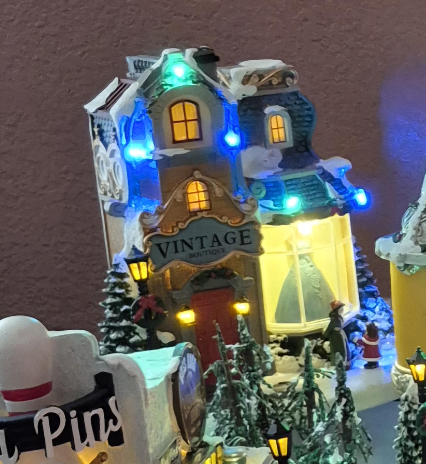 MOMENTS IN TIME Lighted Christmas Village Vintage Boutique LED 10.6