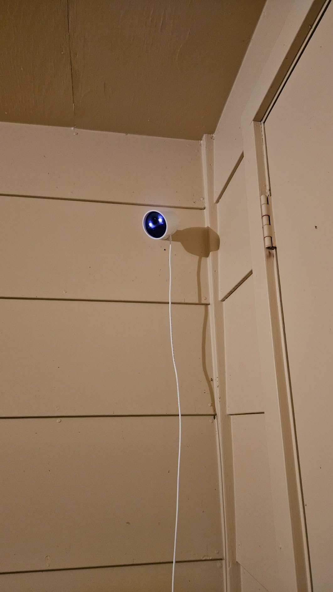 Philips Hue Secure Starter Kit with Bridge, Wired Security Camera, (2) Secure Contact Sensor, (2) 75W A19 Bulb, White & Color Ambiance, Works with Security Center in Hue App customer photo 2