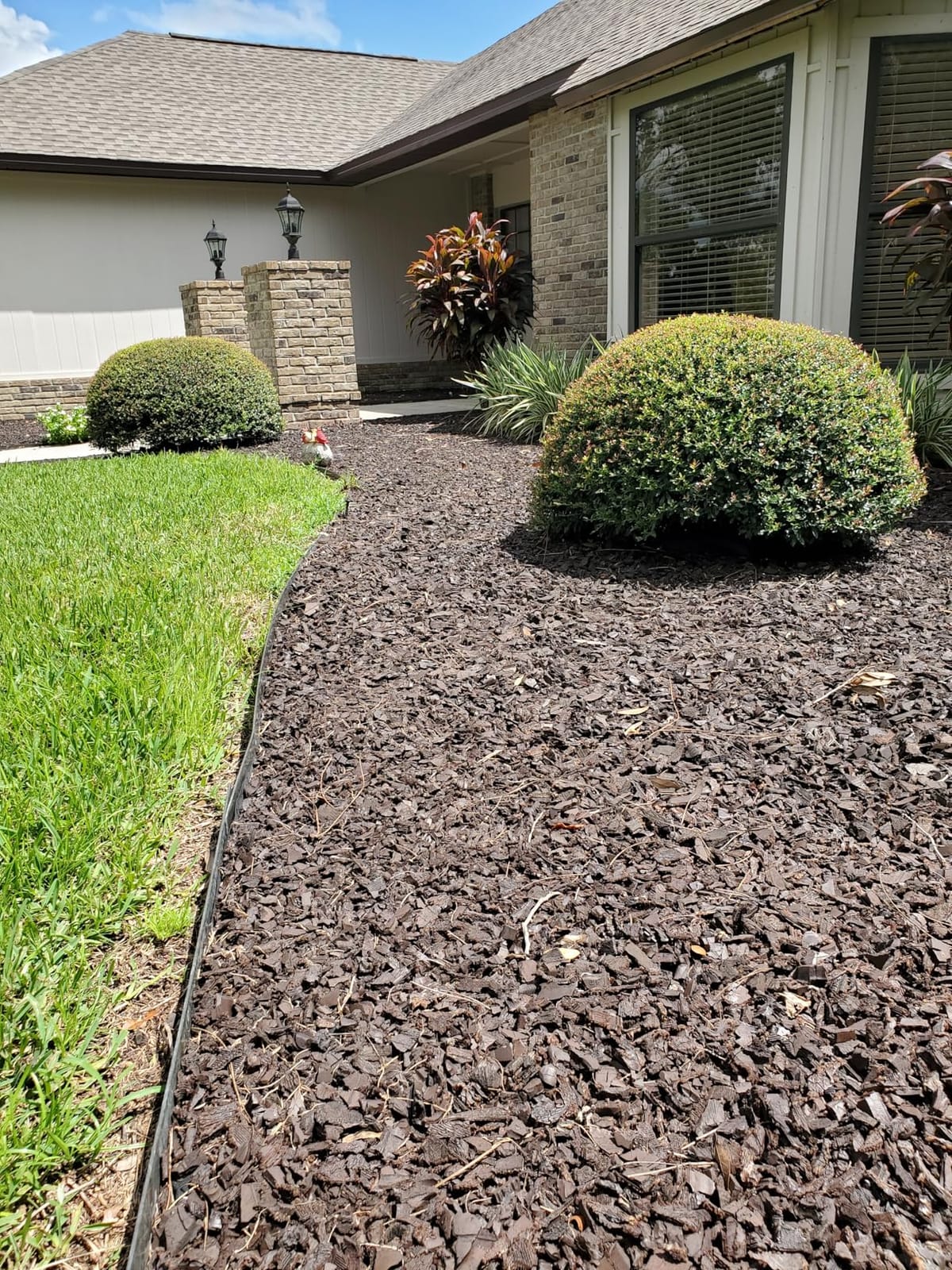 EasyFlex Aluminum No-Dig Landscape Edging for Landscape or Paver Projects, 10 Metal Edging Pieces with Spikes, 50 Feet, Black customer photo 2