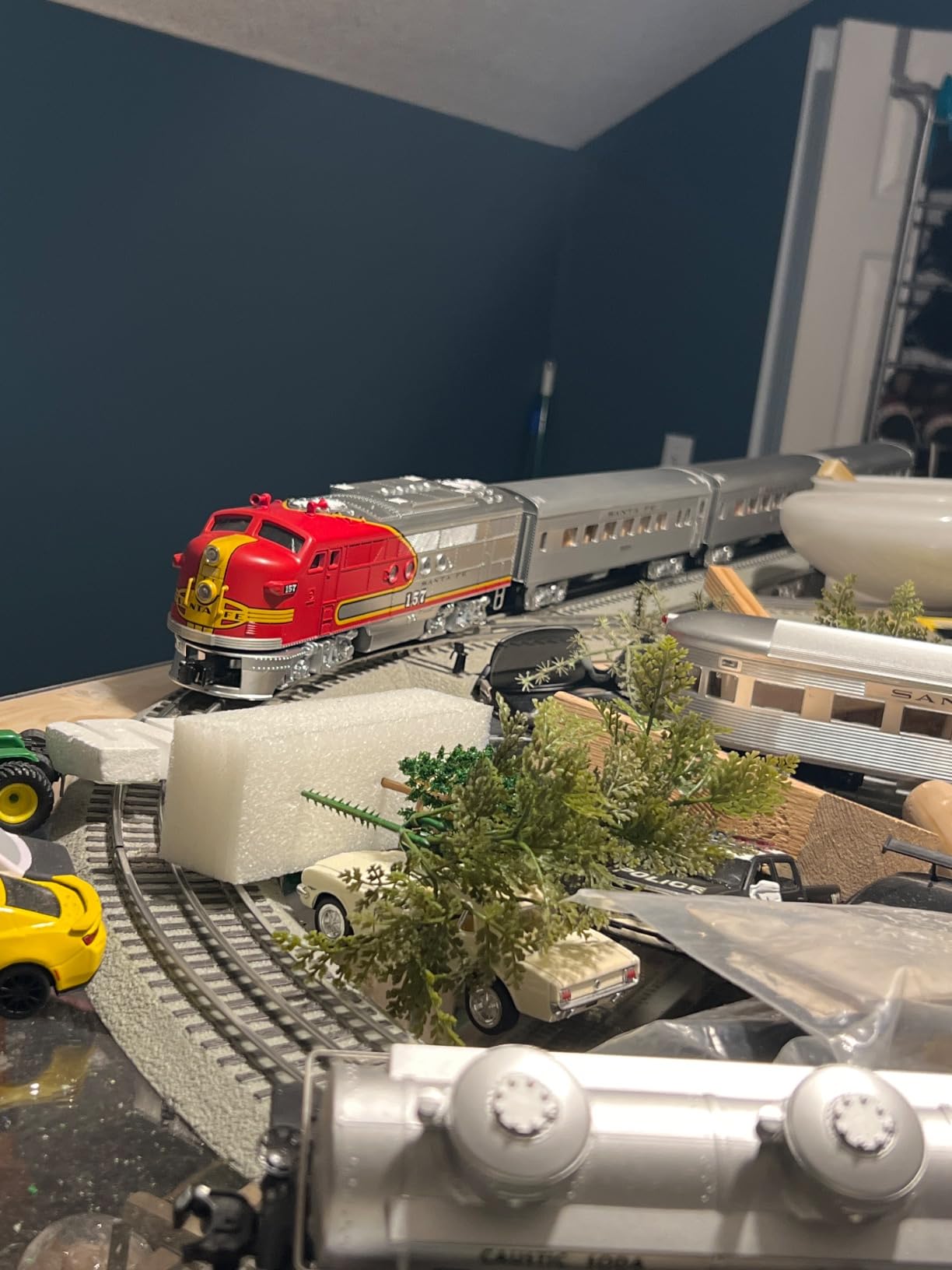Lionel Santa Fe Super Chief Electric O Gauge 5.0 Bluetooth Train Set with Remote customer photo 2
