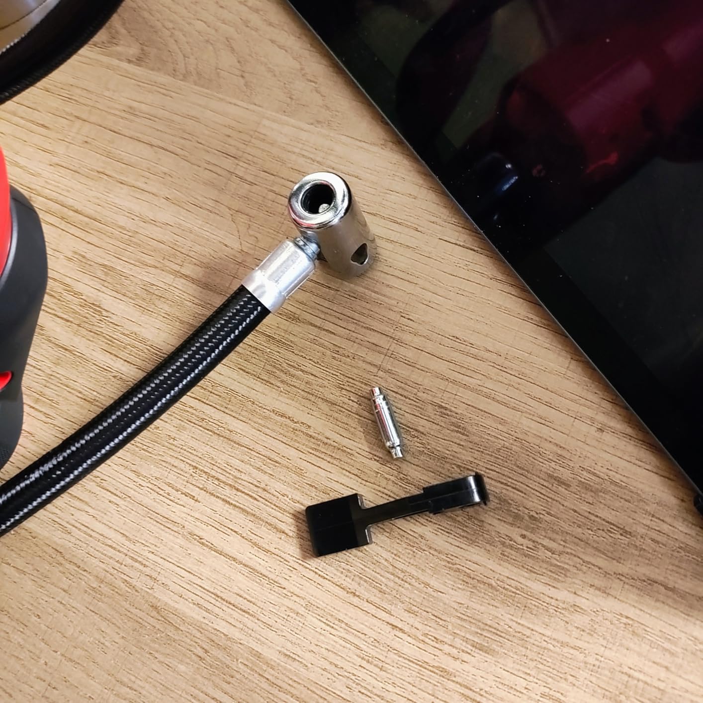 CRAFTSMAN V20 Air Compressor Portable, Cordless Tire Inflator, Up To 150 PSI Tire Pump, with Digital Pressure Gauge, Tool Only (CMCE521B) customer photo 2