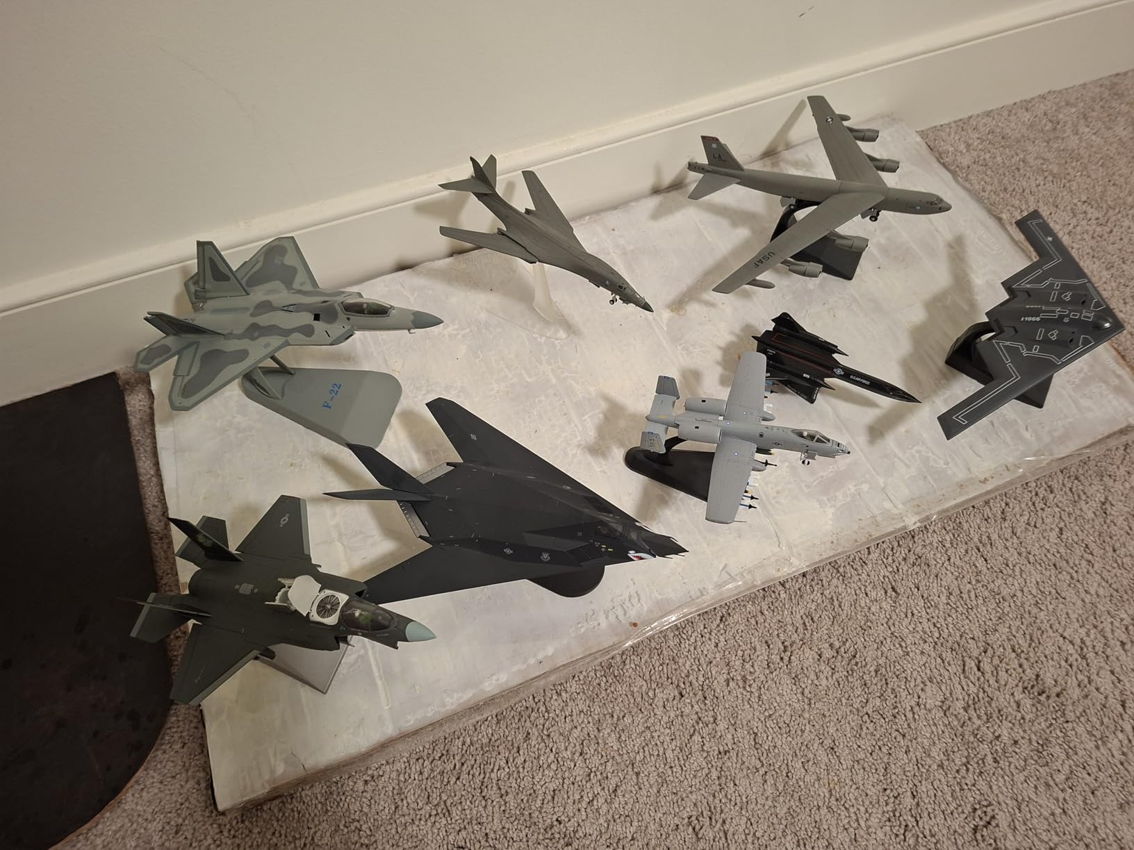 NUOTIE F22 Raptor 1/72 Diecast Metal Aircraft Model (AK 90FS) | USAF Fighter Jet Alloy airplane Model With Stand for Adult Military Enthusiasts Collections or Creative Gifts customer photo 1