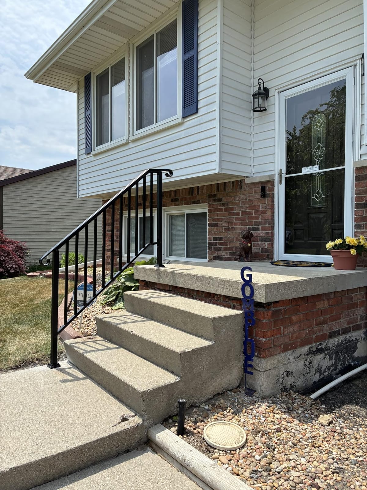 Outvita Handrails for Outdoor Steps, Black Wrought Iron Handrail Fits 4 or 5 Steps, Transitional Handrail with Installation Kit, Stair Railing for Concrete Steps or Wooden Stairs customer photo 1