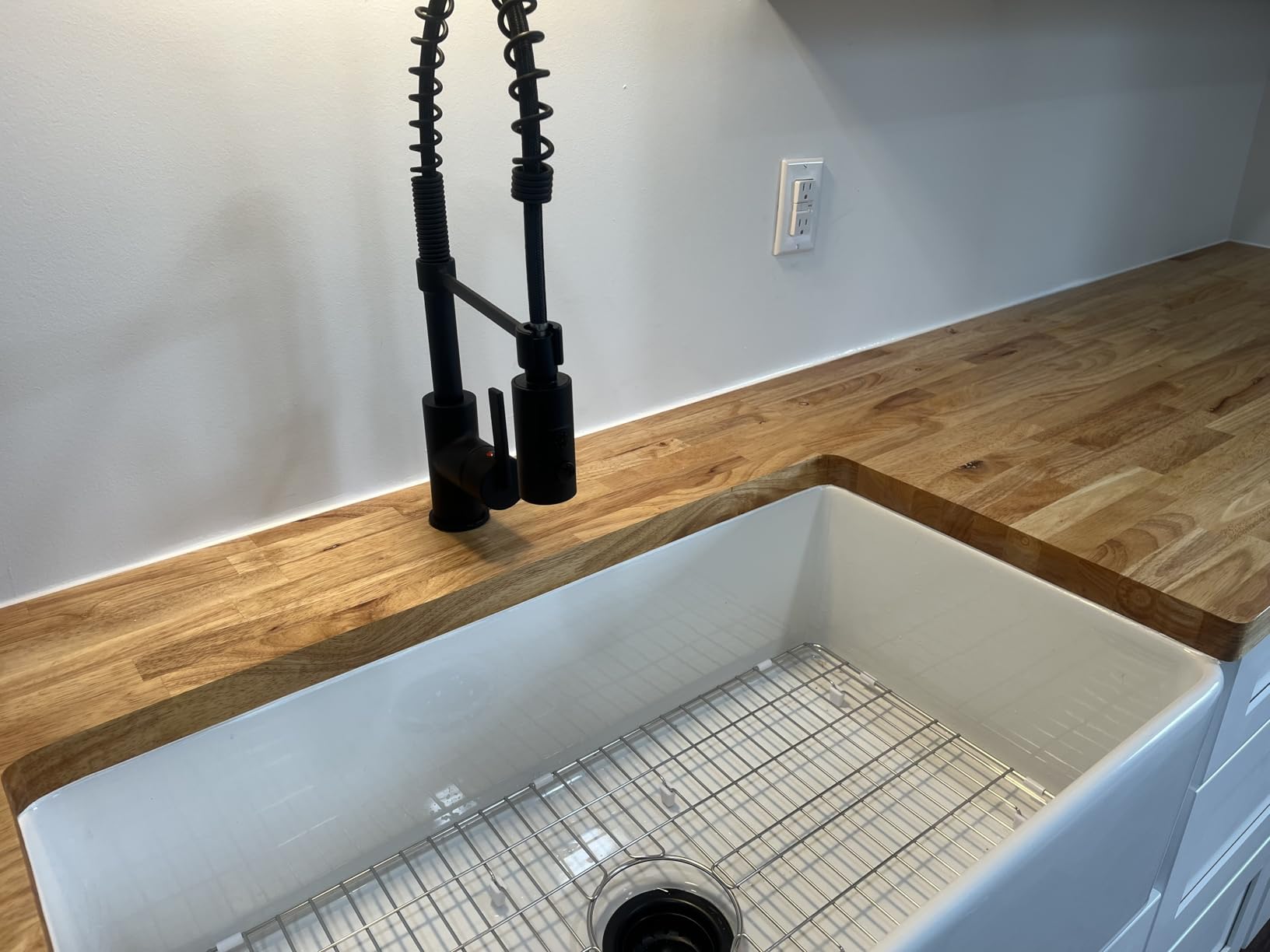GETPRO White Farmhouse Kitchen Sink 30 inch Fireclay Apron Front Farm Sink customer photo 2