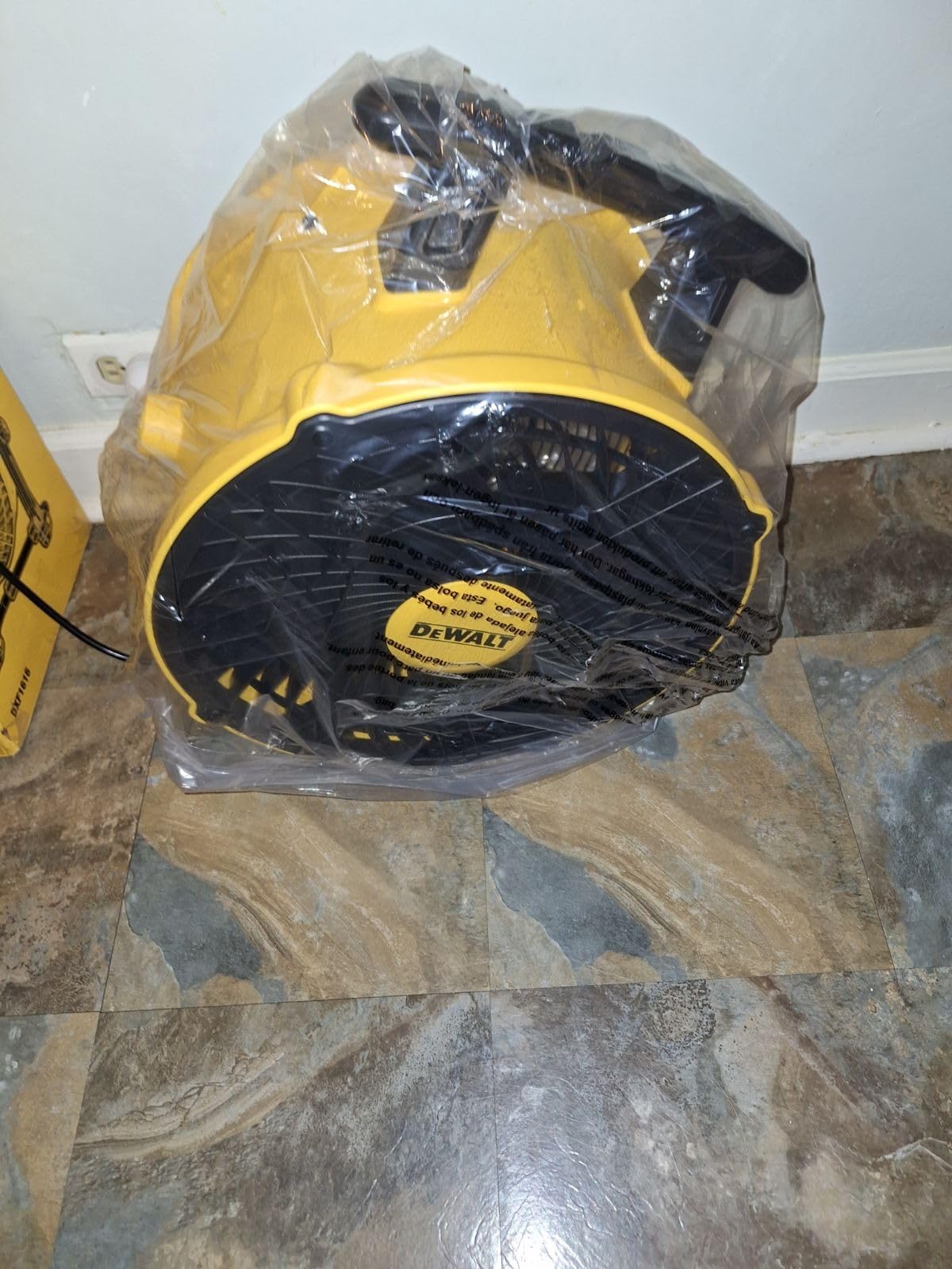 DEWALT 16-Inch High-Velocity Floor Fan, 3-Speed Plug-In Shop Fan, Compact 360-Degree Adjustable Drum Fan for Garage, Workshop, Warehouse and Basement, DXF1616 customer photo 1