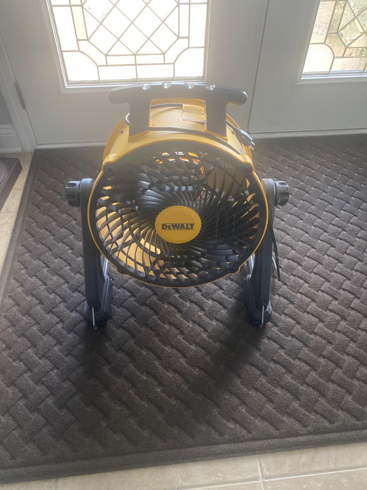 DEWALT 16-Inch High-Velocity Floor Fan, 3-Speed Plug-In Shop Fan, Compact 360-Degree Adjustable Drum Fan for Garage, Workshop, Warehouse and Basement, DXF1616 customer photo 2