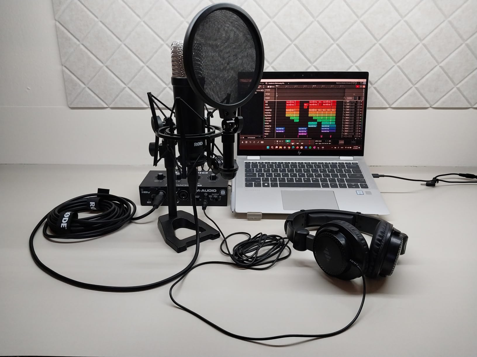 Rode NT1 Signature Series Large-Diaphragm Condenser Microphone (Black) Bundle with MS-5230F Tripod Microphone Stand with Fixed Boom and Polsen Studio Monitor Headphones customer photo 1