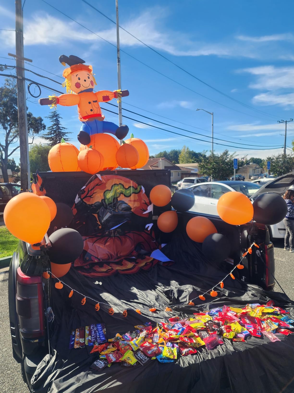 Joliyoou 5FT Fall Day Inflatable Decoration, Lighted Air Blown | Scarecrow Sitting on Pumpkins with Crow Standing On, Built-in LED Lights, for Halloween Thanksgiving Harvest Decor customer photo 2