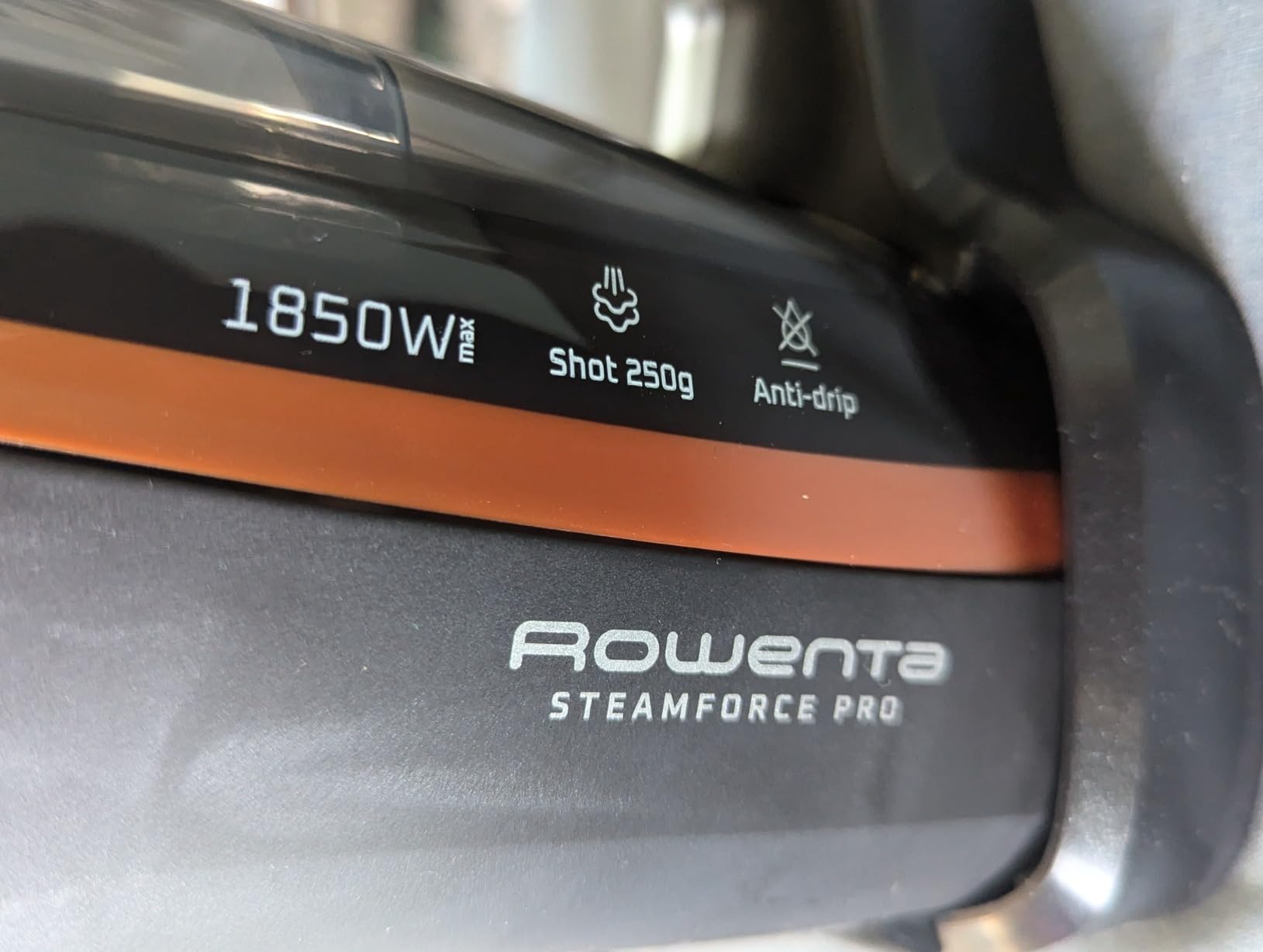 Rowenta Iron Steam Force Pro Steam Iron for Clothes, 1850 Watts, 5 Presets Smart Screen, Stainless Steel Soleplate, High-Efficiency Handheld Steamer Ironing, Anti-Drip Protection, Black Copper, DW9580 customer photo 2