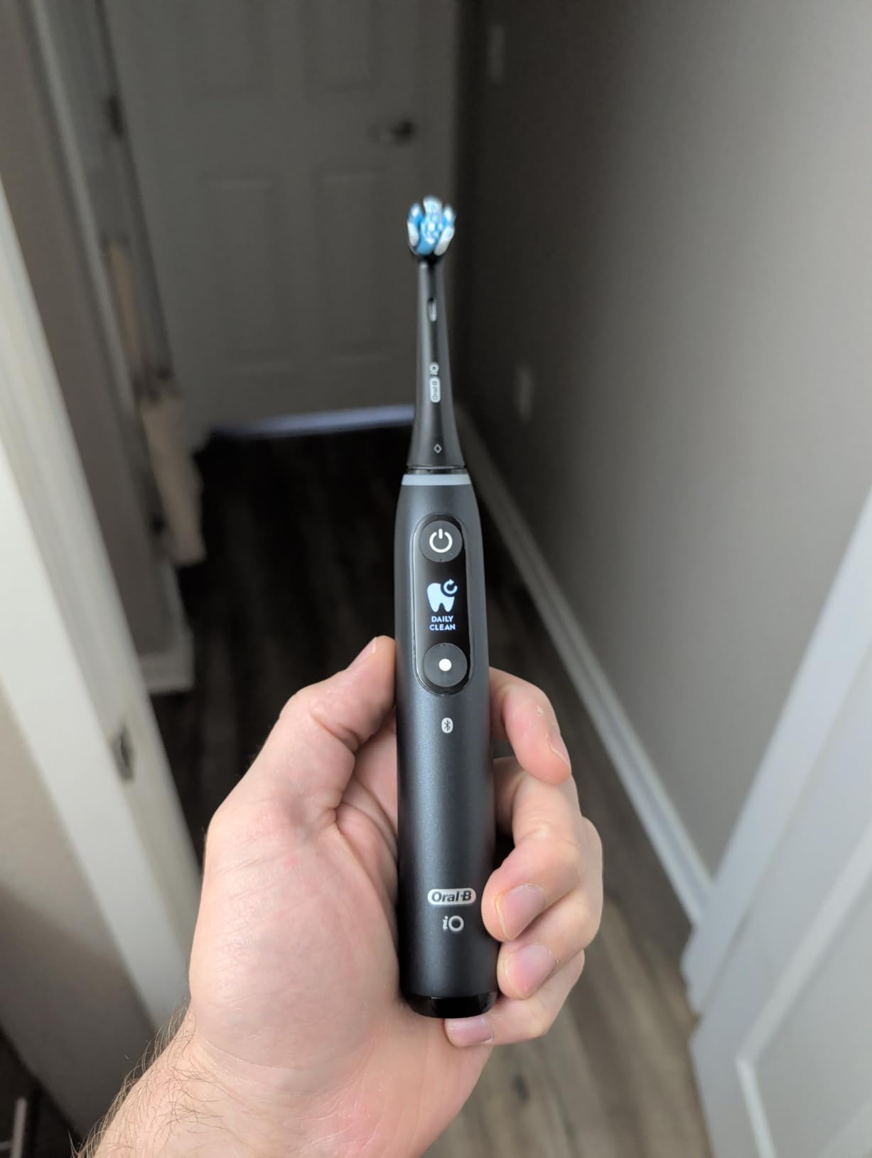 Oral-B Rechargeable Electric Toothbrush, iO7 Limited Deep Clean + Protect, 5 Cleaning Modes, Interactive Display, Visible Pressure Sensor, 2 Brush Heads, Charging Travel Case, White customer photo 2