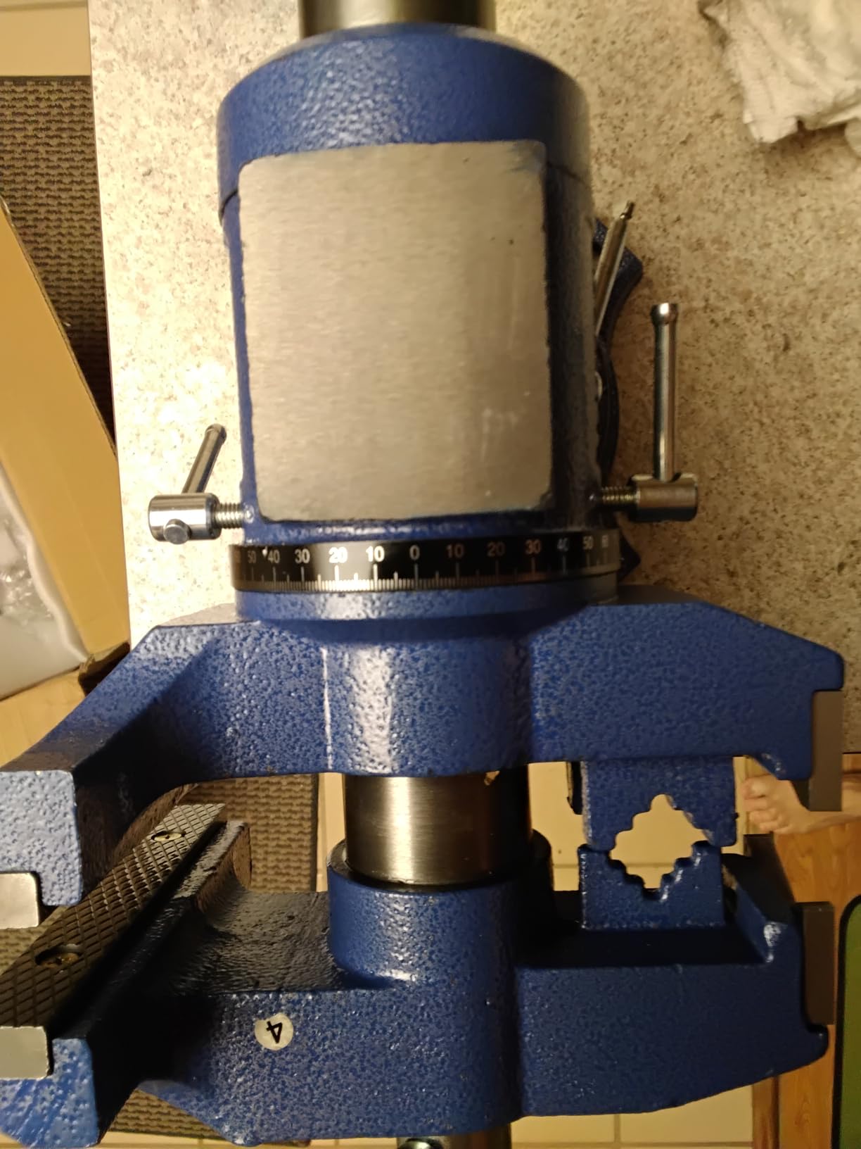 VEVOR Bench Vise 6.5 Inch Jaw Width 360-Degree Swivel Base and Rotate Clamp | for pipe Repairing Metalworking, 5620 lbs Clamp Force, Multi-Purpose Workbench Vise, Heavy Duty Ductile Cast Iron, with Bolts customer photo 2