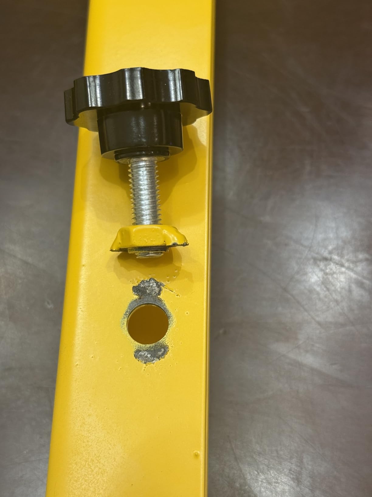 VEVOR 4-Pack Scaffold Outriggers, 1000 lbs Total Load Capacity Baker-Style Scaffolding Accessory with Swivel Casters, Carbon Steel Scaffold Wheel System with Rust Proof Galvanized Surface, Yellow customer photo 2