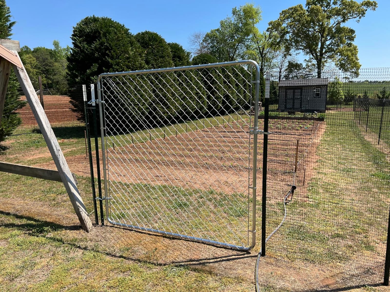 VEVOR Chain Link Fence Gate, 32 x 46 in, Adjustable Chain Link Fence Panel, Fit 2-4 ft (W) x 4 ft (H) Garden Fence Gate Opening, Rust-Resistant Galvanized Fencing Gate for Farm Posts Not Included customer photo 2