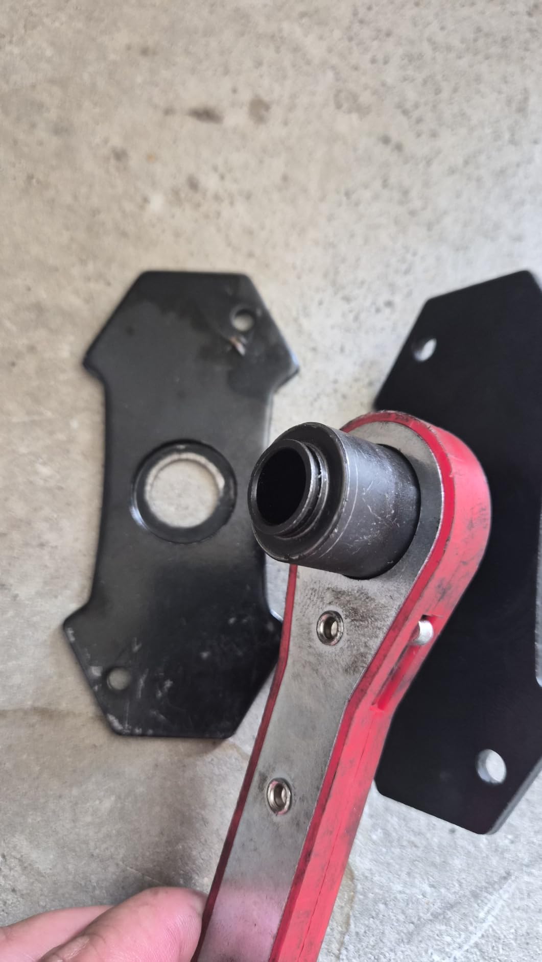 MAYESAR Brake Caliper Compression Tool, Caliper Piston Compressor Tool With Additional 2 pcs Large Steel Plate and 2 Hooks, 360°Adjustable Brake Caliper Tool for Single Twin Quad Piston Calipers (Red) customer photo 1