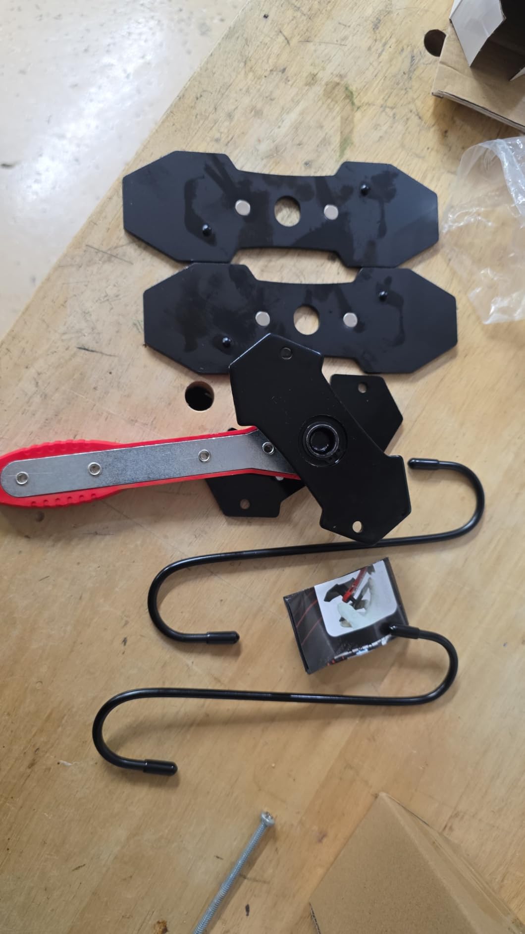 MAYESAR Brake Caliper Compression Tool, Caliper Piston Compressor Tool With Additional 2 pcs Large Steel Plate and 2 Hooks, 360°Adjustable Brake Caliper Tool for Single Twin Quad Piston Calipers (Red) customer photo 2
