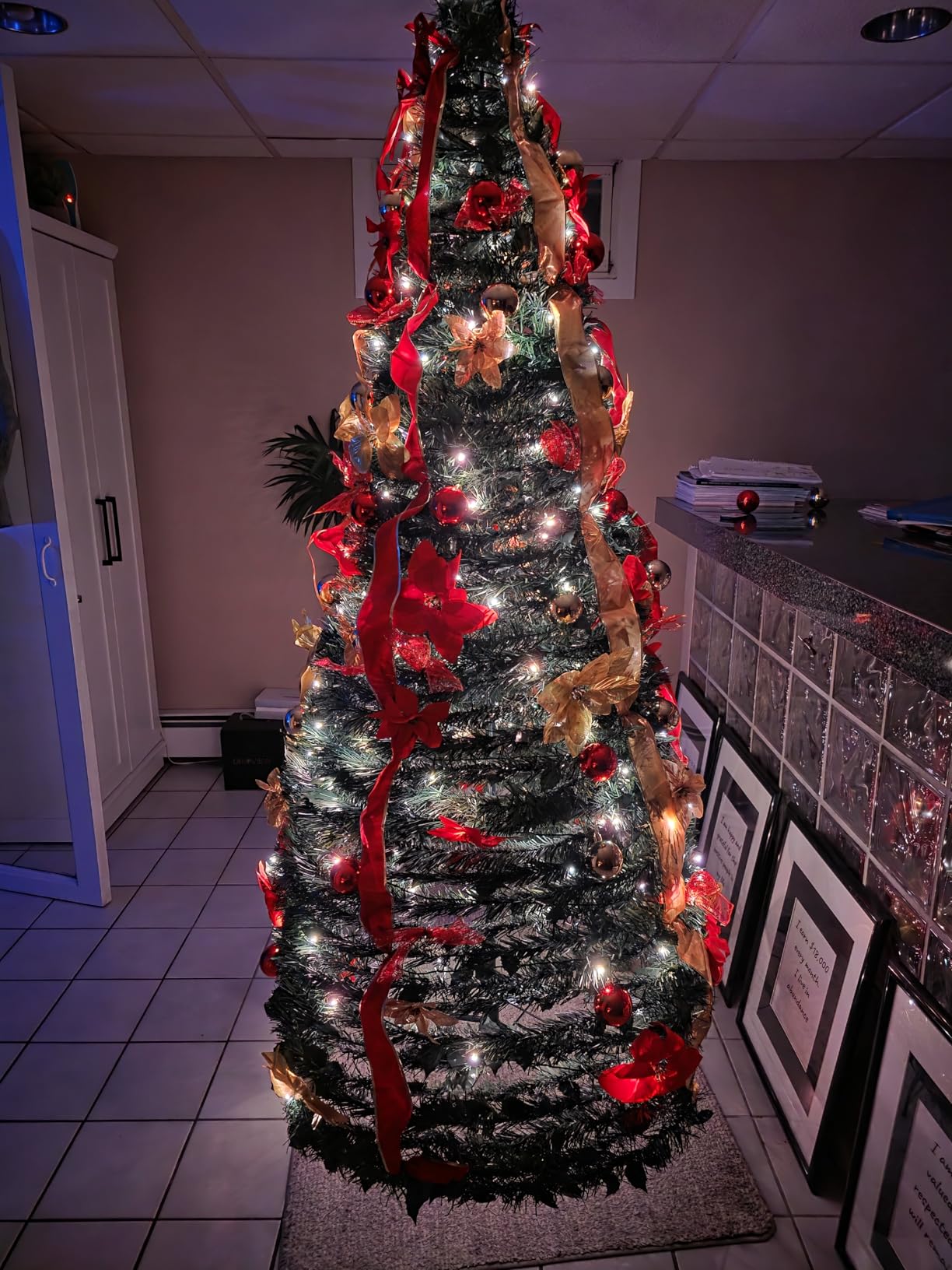 Superstar Santa Pop-Up Christmas Tree, 7FT, Pre-Lit w/ 200 LED Lights, AS SEEN ON TV, Santa Projects North Star, Opens Instantly, Fully Decorated, 7 Colors, 32 Modes w/Remote, Stores Flat customer photo 1
