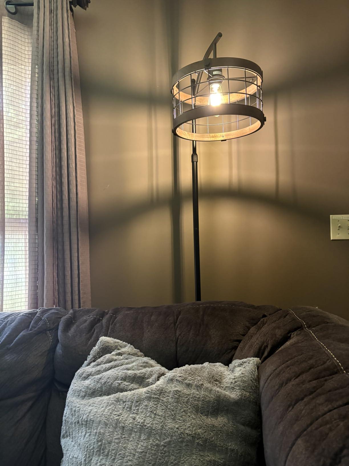 Arc Floor Lamp with Remote & Dimmable LED Bulb, Vintage Wood Floor Lamps for Living Room, Industrial Black Standing Lamp with 3 Color Temperature, Farmhouse Rustic Tall Lamp for Bedroom Office Corner customer photo 1