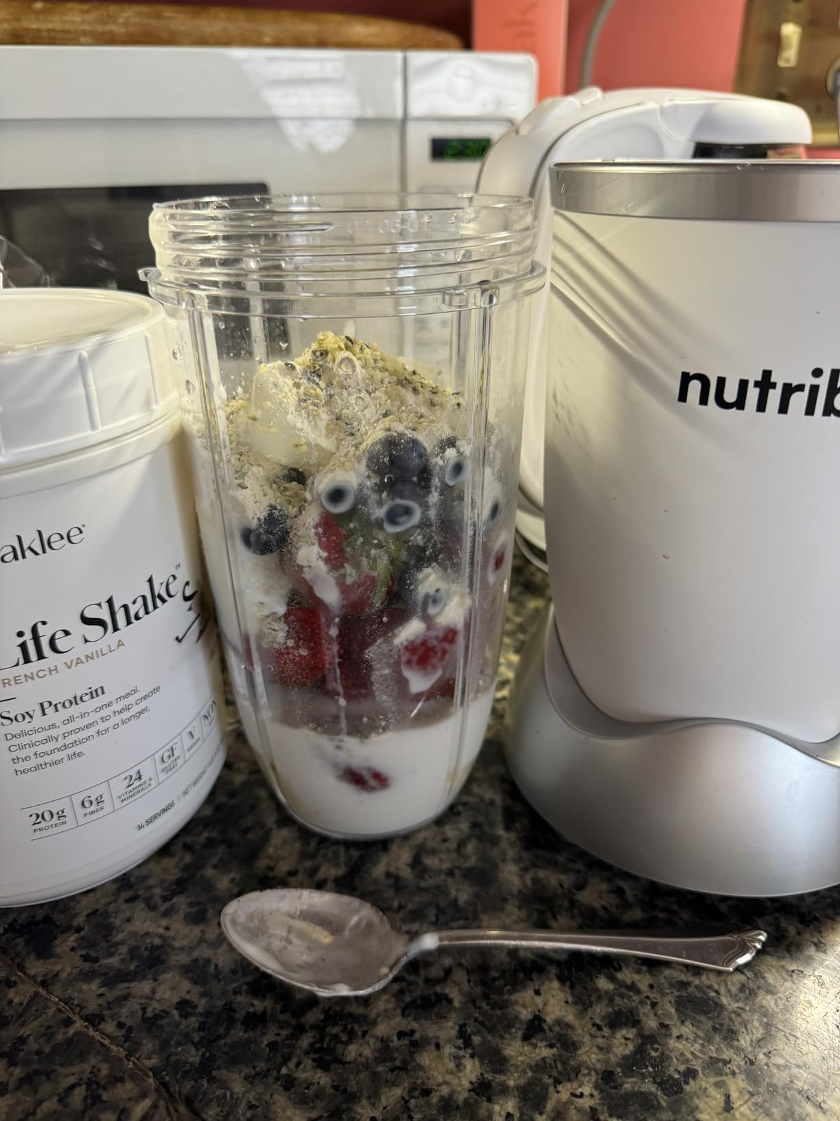 nutribullet Pro Personal Blender, Shakes, Smoothies, Food Prep, and Frozen Blending, 32 Ounce Cup, 24 Ounce Cup, Flip-top Travel Lid, 900 Watt, Matte White, NB9-0901AW customer photo 1