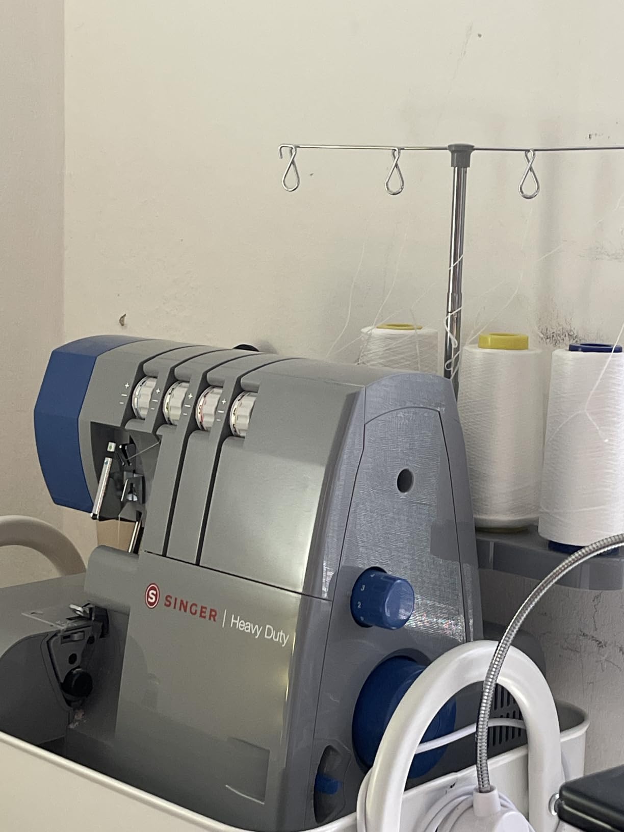 SINGER HD0500S Heavy Duty Serger Overlock Machine, 2-3-4 Thread, Black | Accessories, 6 stitches, 1300 stitches/min, LED light, free arm, adjustable differential feed, metal frame, for home decor customer photo 2