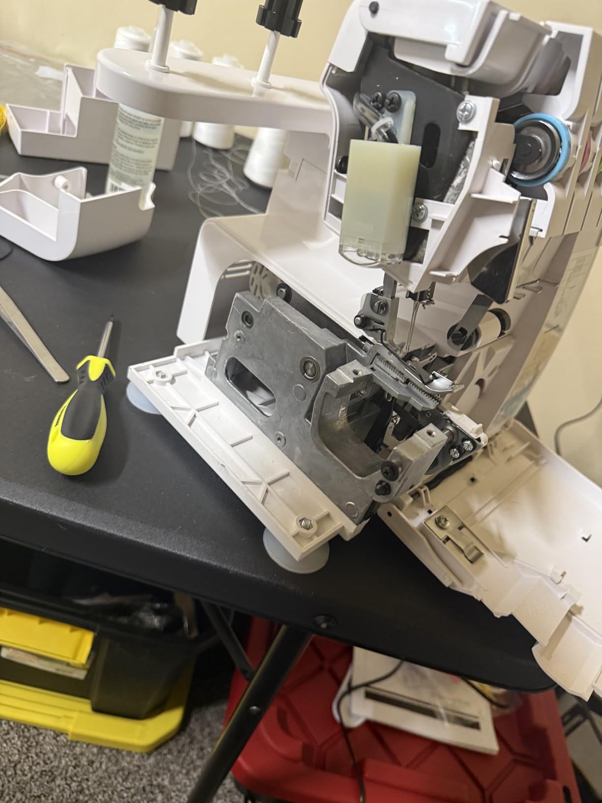 VEVOR Serger Overlock Sewing Machine 1250 SPM 2 3 4 Thread 0.7 2 Feed White | Home Tailoring And Small Business Finishing, Free Arm For Cuffs Hems, Built In LED Light, Easy Setup, Includes Needles Bobbin customer photo 2
