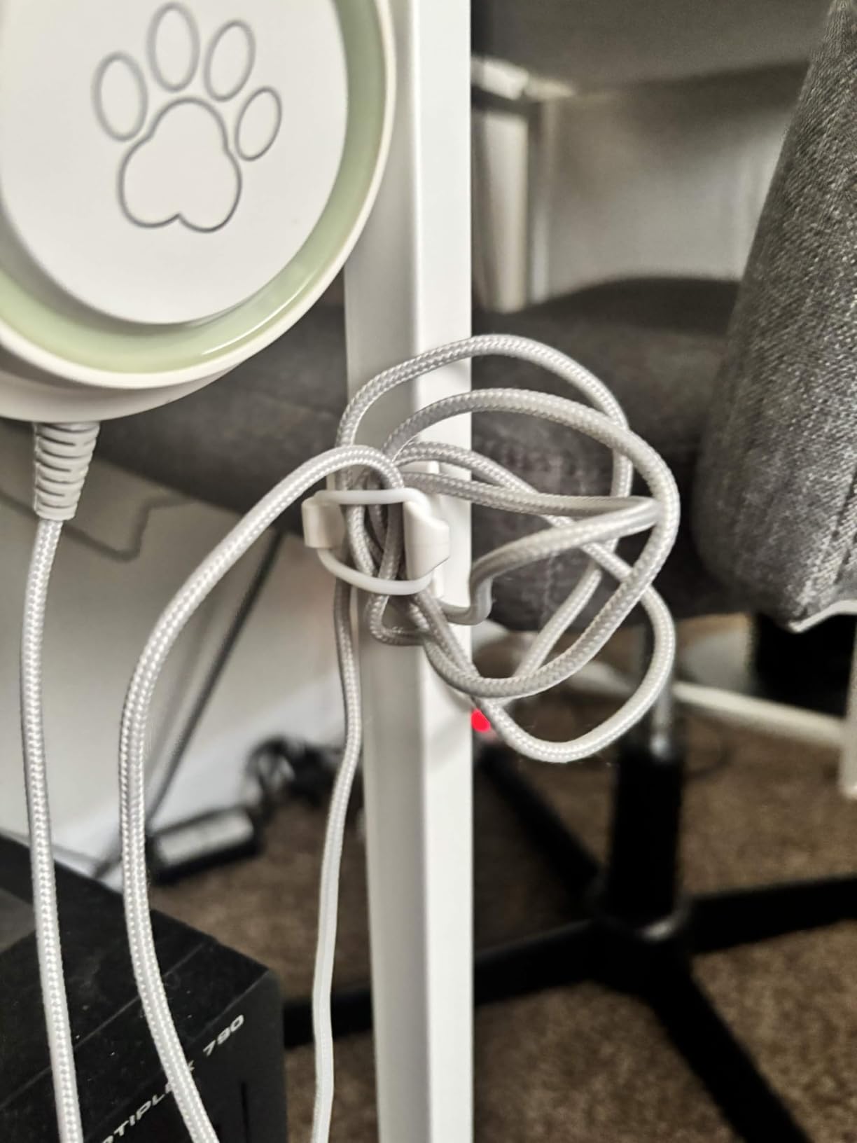 [Made in the UK] 10-Pack Adjustable Elastic Adhesive Cable Clips, Wire Management Holder, Cord Organizer for Home Office, Under Desk, Behind TV, Phone Charger, Laptop, PC, HDMI, USB (Black) customer photo 2