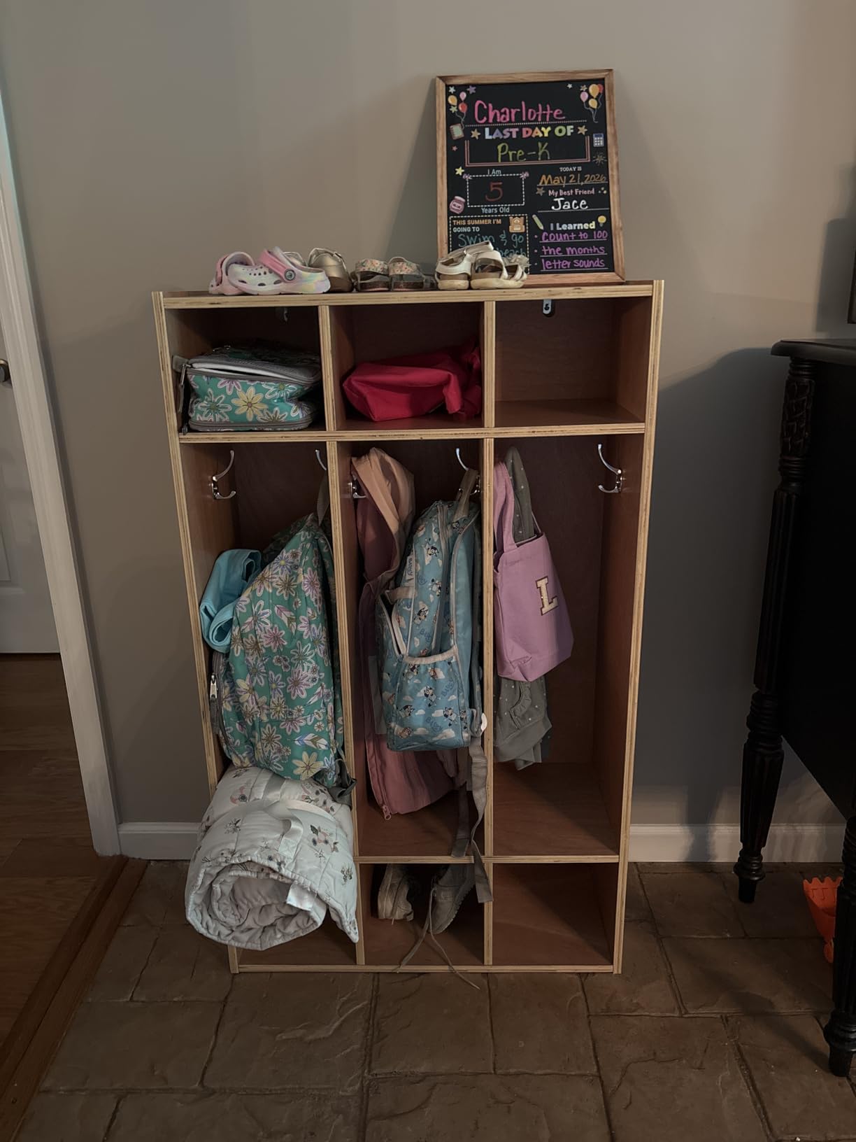 VEVOR 2-Section Coat Locker with Bench, Kids Lockers with 4 Hooks & Non-Slip Mat, Classroom Cubbies for Daycare, Home, Kindergarten - Natural customer photo 1