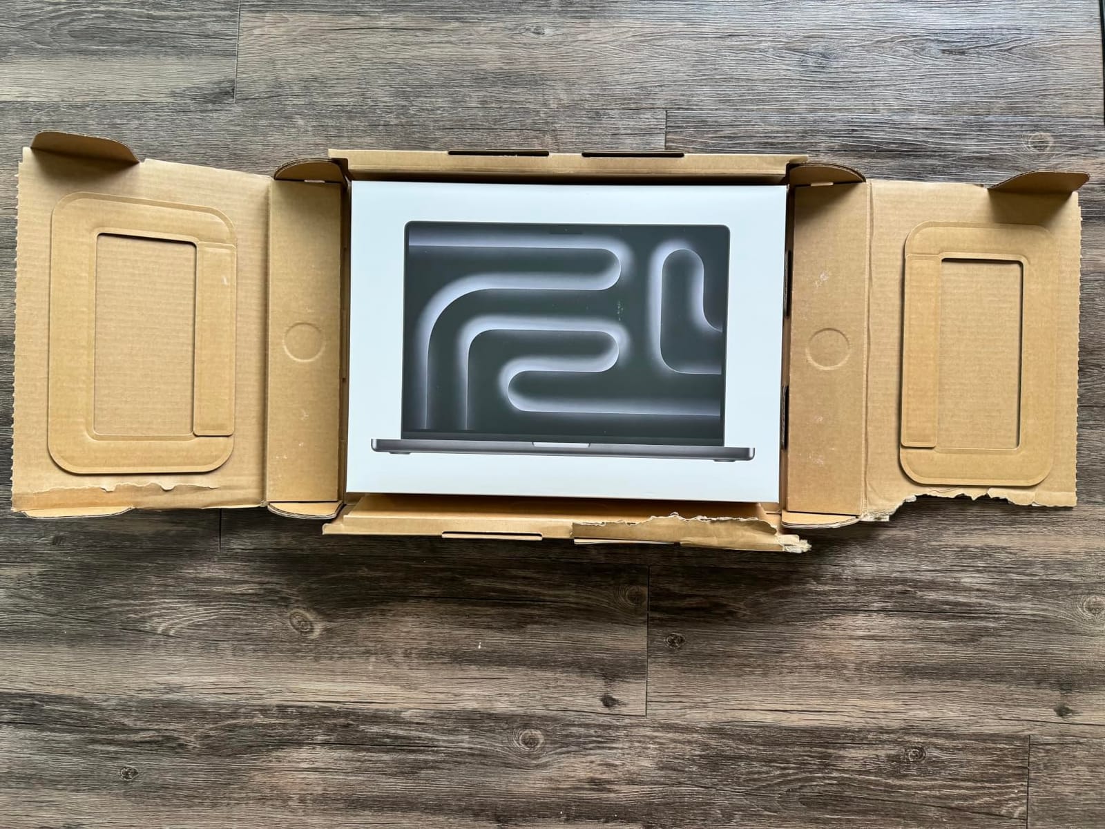 2026 MacBook Pro Laptop with Apple M5 Pro chip, 18-core CPU and 20-core GPU, 16.2-inch Liquid Retina XDR Display, 24GB Unified Memory, 1TB SSD customer photo 2