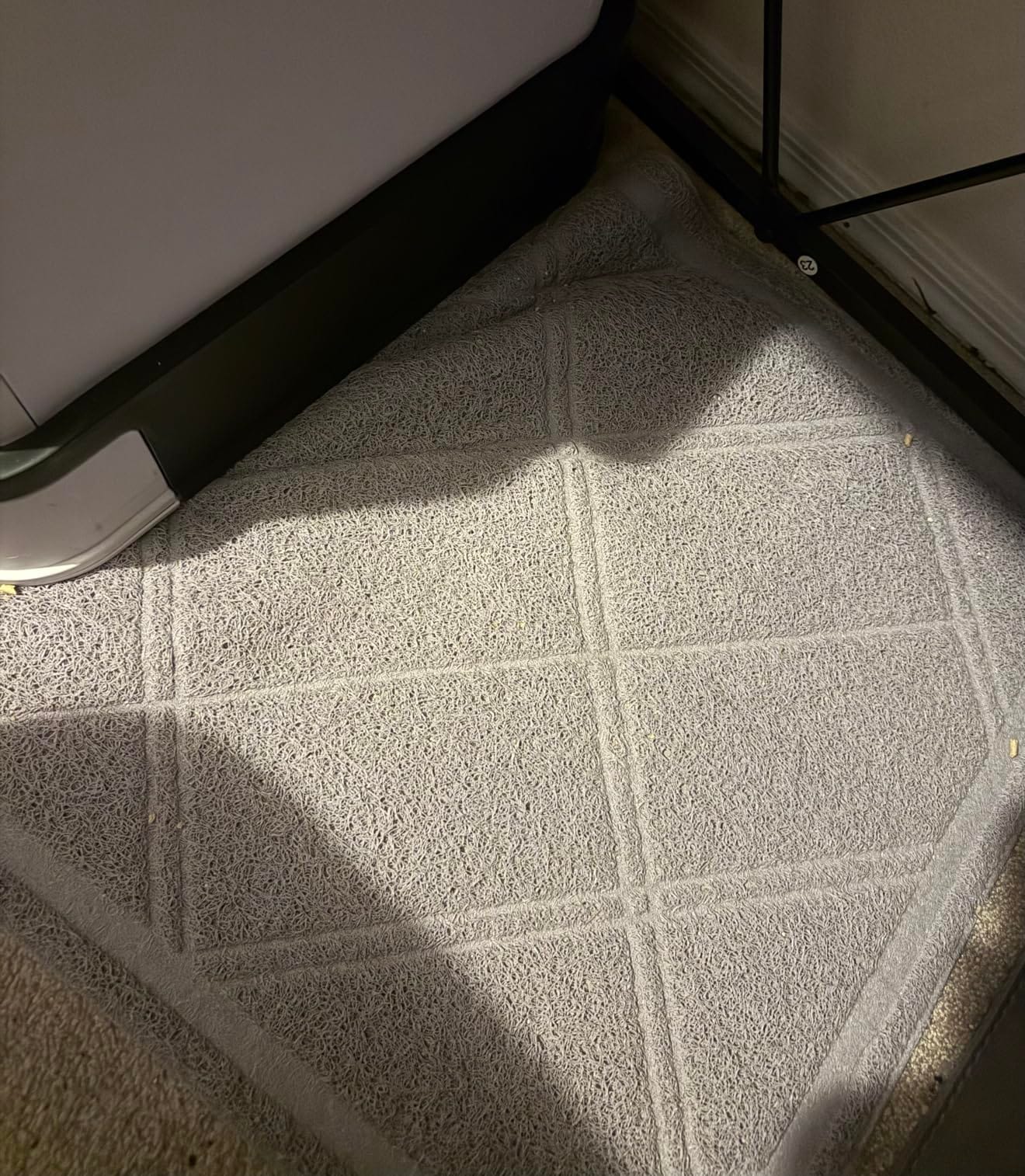 Amazon Basics Less-Mess Litter Trapping Cat Litter Box Mat, Soft on Kitty Paws, Waterproof, Scatter Control, 24