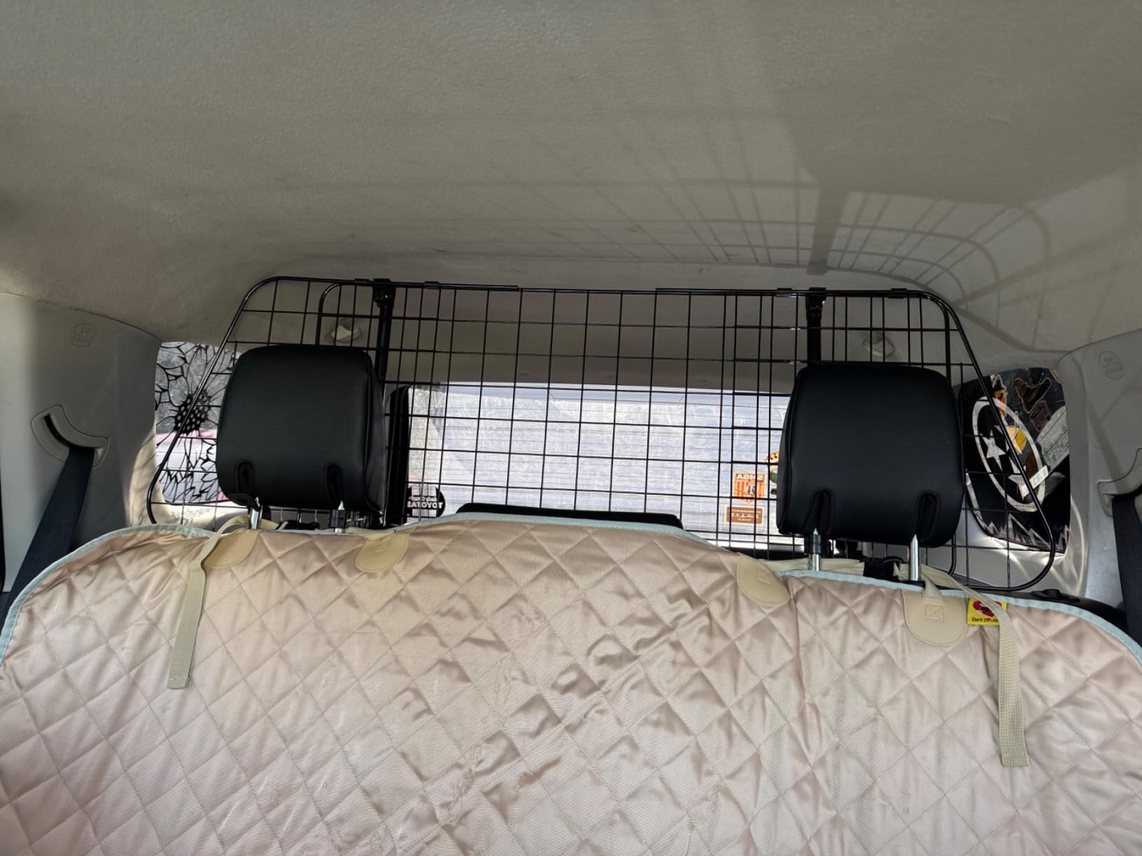Amazon Basics Adjustable Dog Car Barrier for Vehicles, 59.72 x 5.20 x 16.46 in, Black customer photo 2