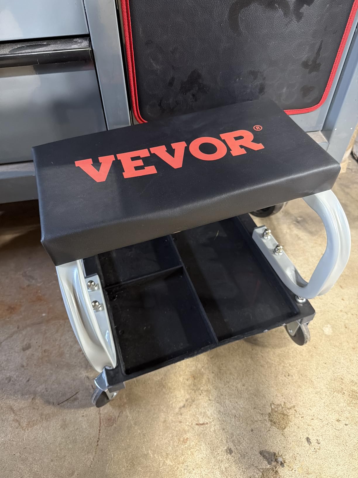 VEVOR Rolling Creeper Garage/Shop Seat, 250 LBS Capacity Padded Rolling Workshop Stool with Tool Tray Storage, Mechanic Stool for Garage, Shop, Auto Repair, Black customer photo 2