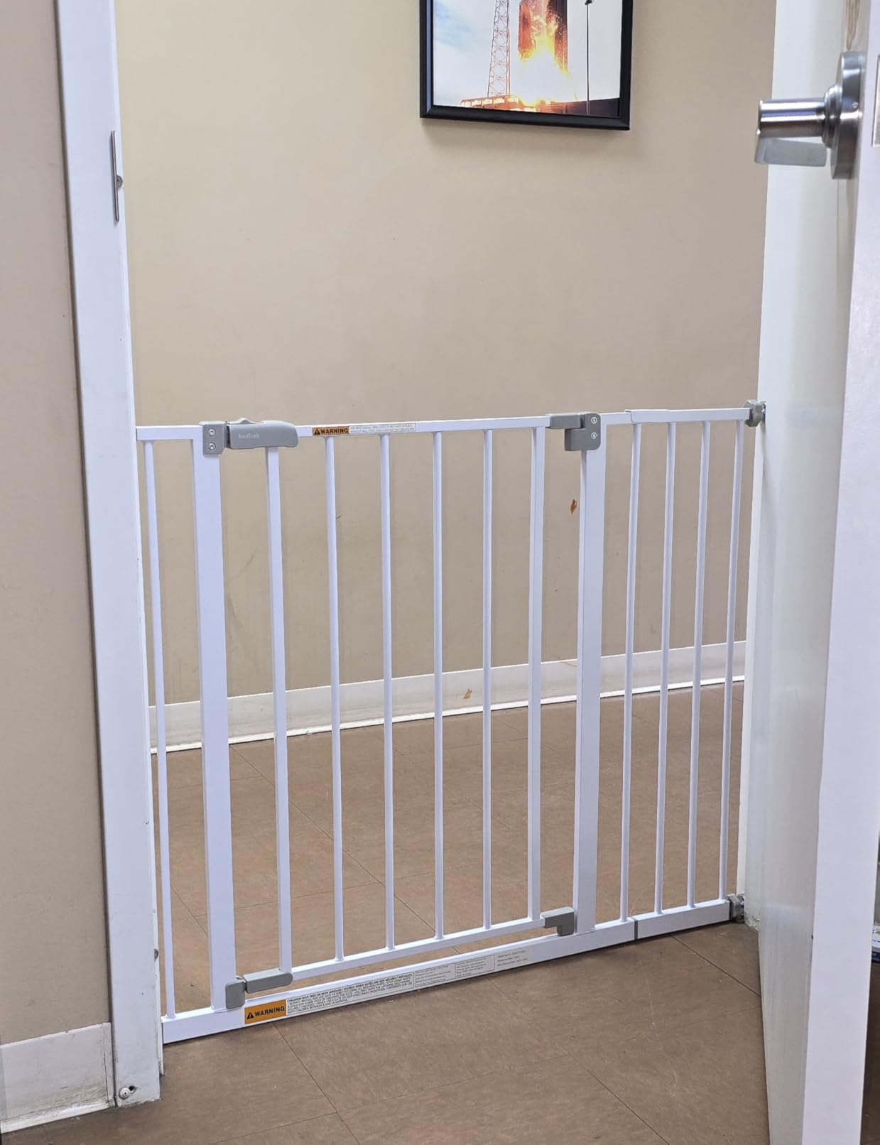 InnoTruth 27-36.6 in Wide Baby Gate for Stairs and Doorways, White customer photo 1